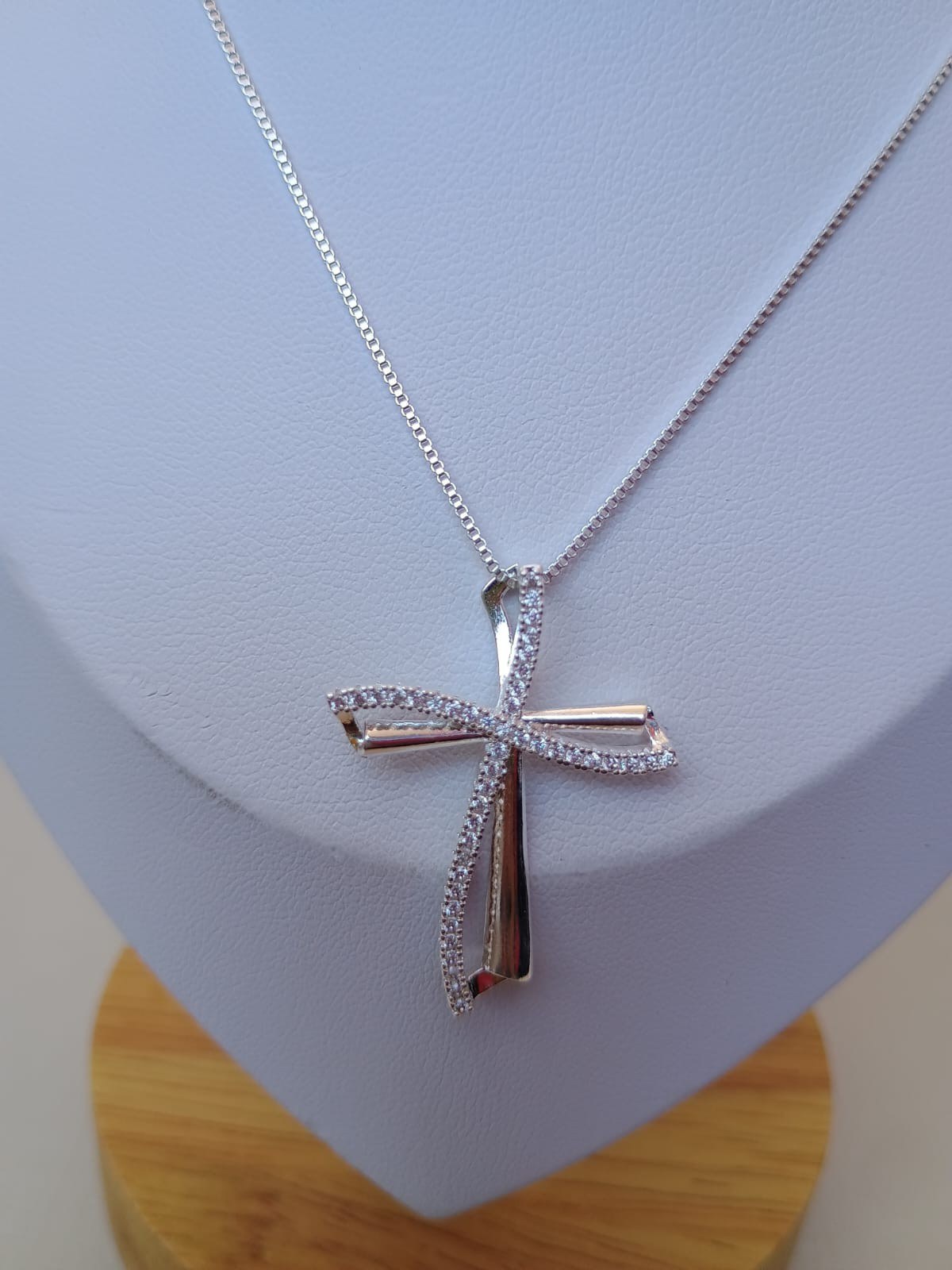 Colar com cruz dupla cravejada