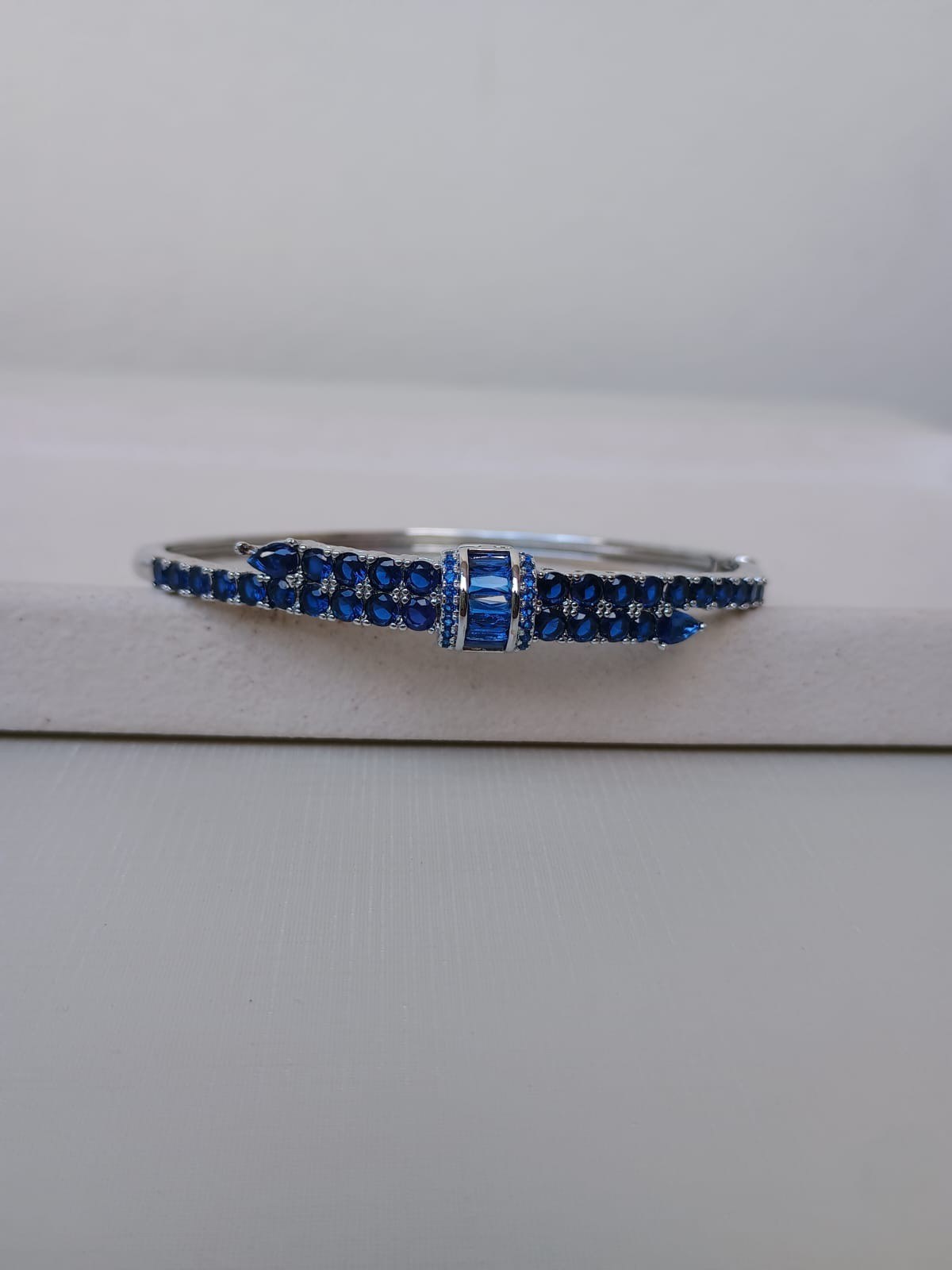 Bracelete cravejado com zircônias
