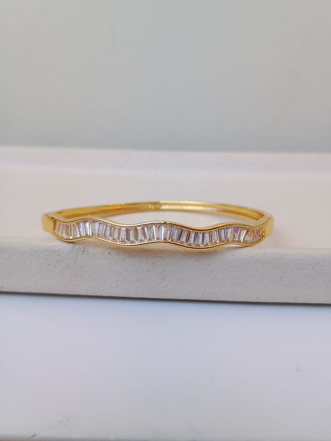 Bracelete ondulado com cristais