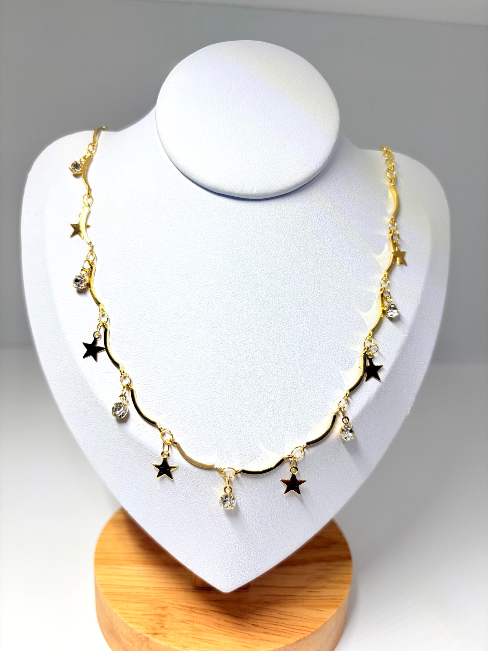Colar com estrelas e ponto de luz