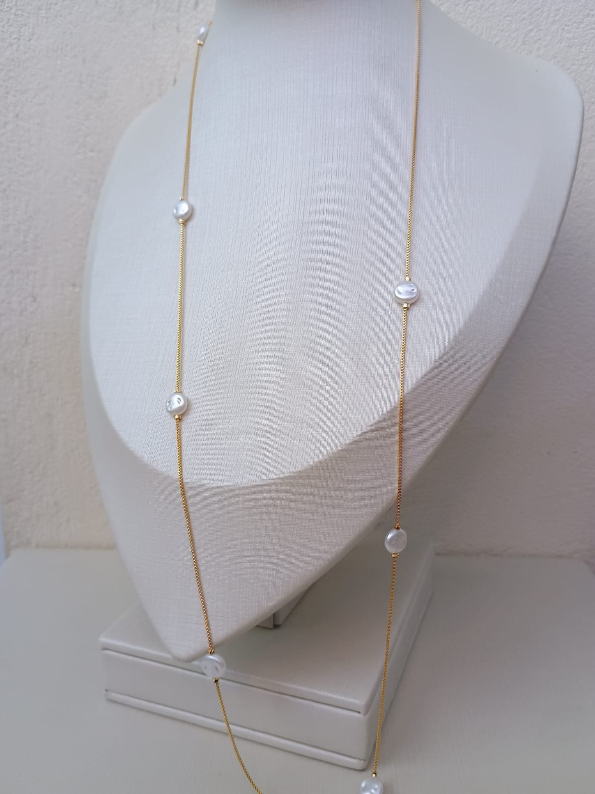 Colar longuinho com pérolas