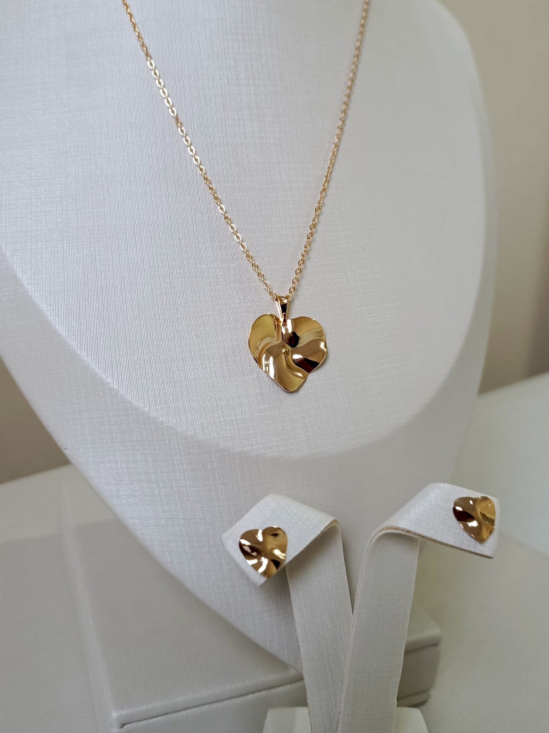 Conjunto dourado com pingente de coração orgânico