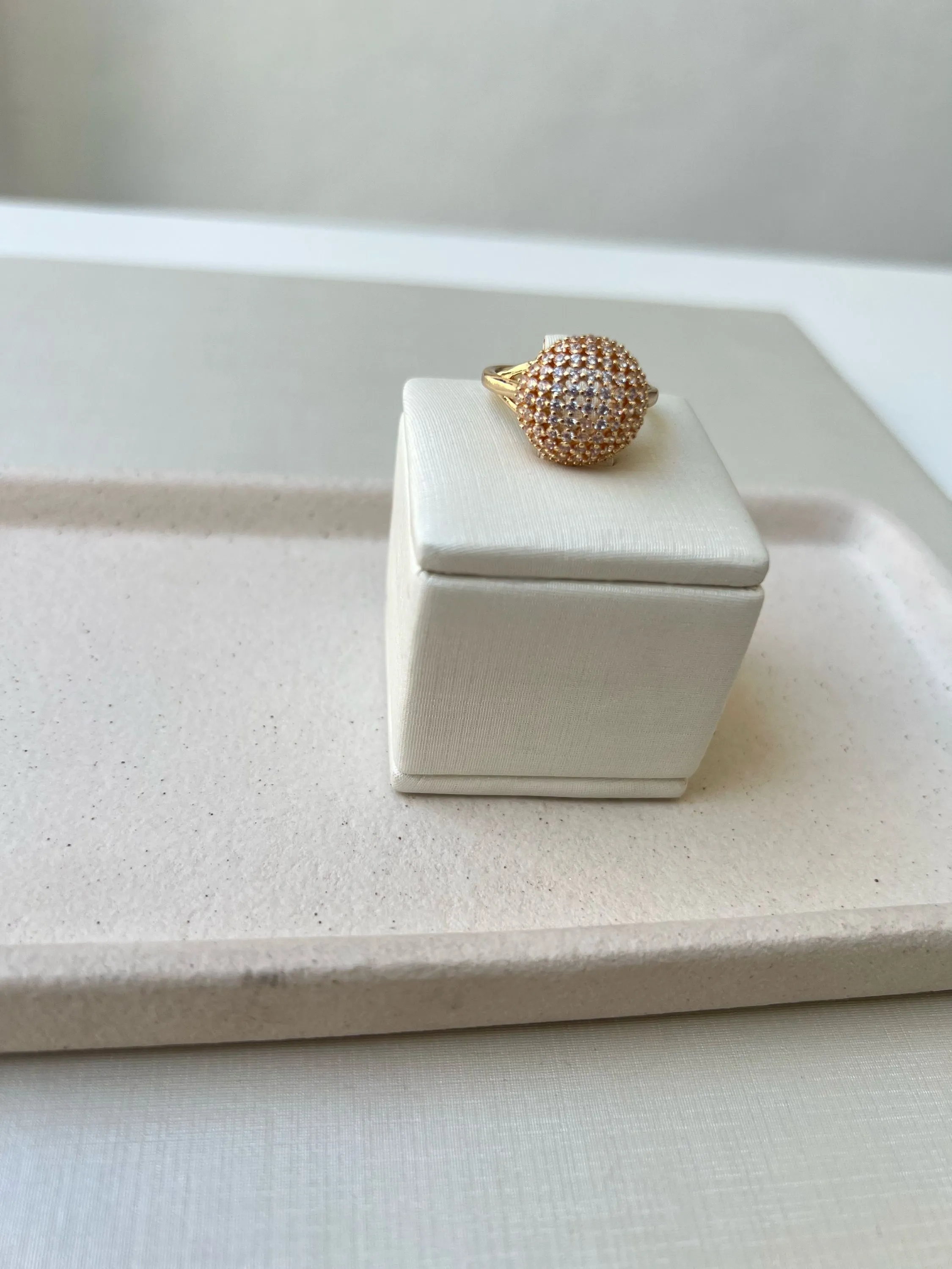 Anel cravejado de strass