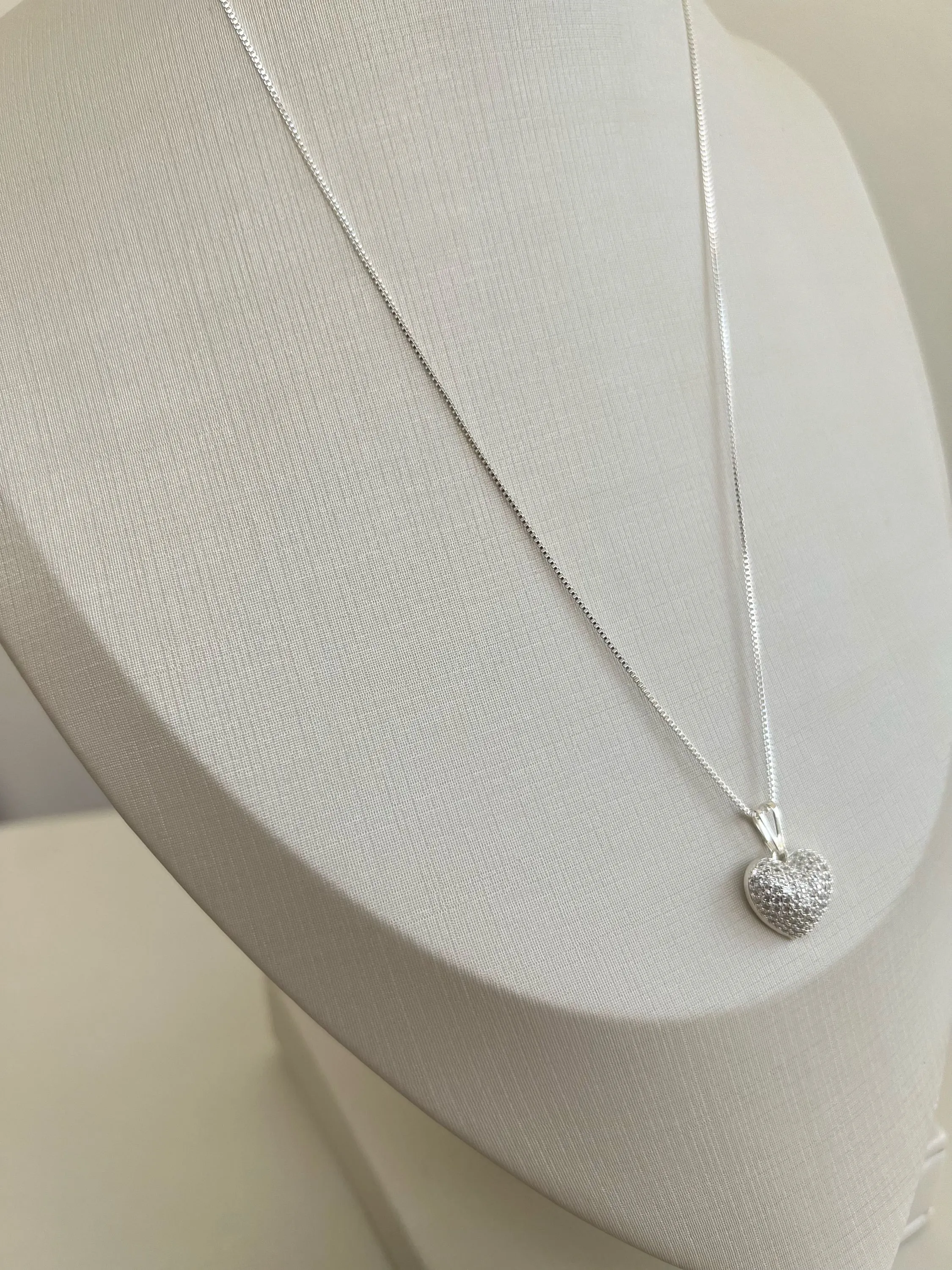 Colar pingente coração cravejado de strass