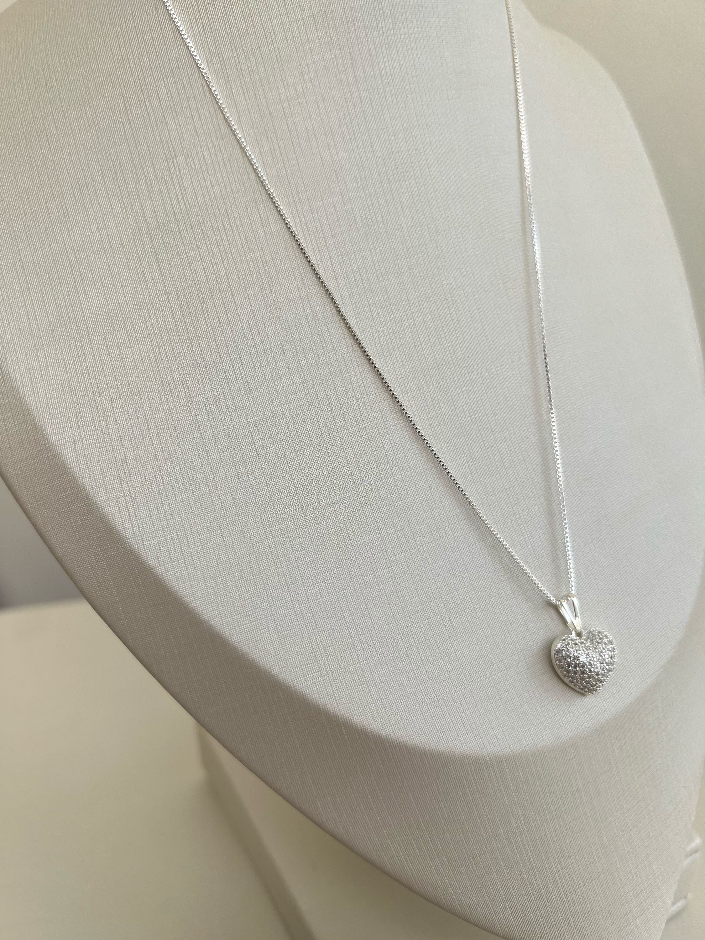 Colar pingente coração cravejado de strass