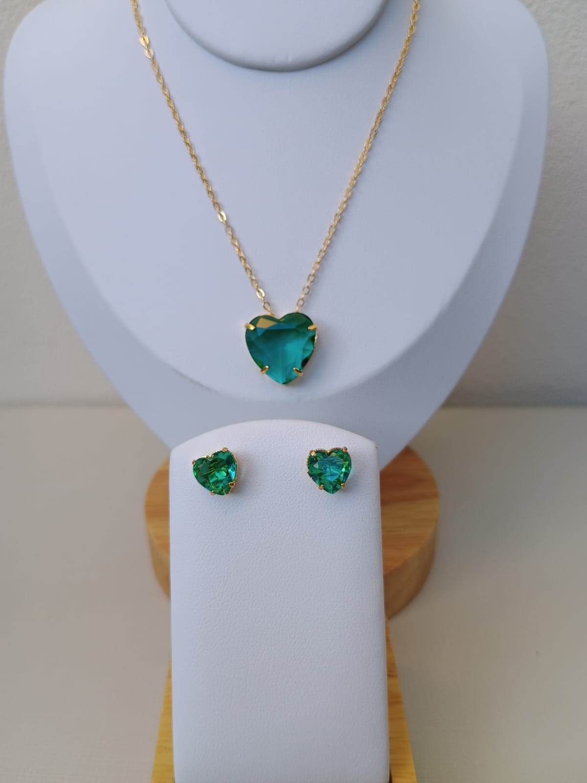 Conjunto dourado com coração verde Tiffany