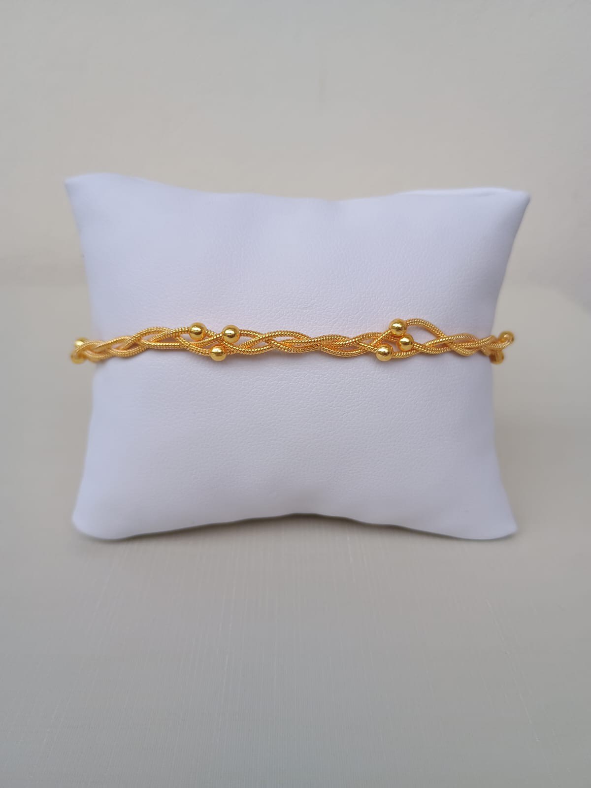 Pulseira trançada com bolinhas