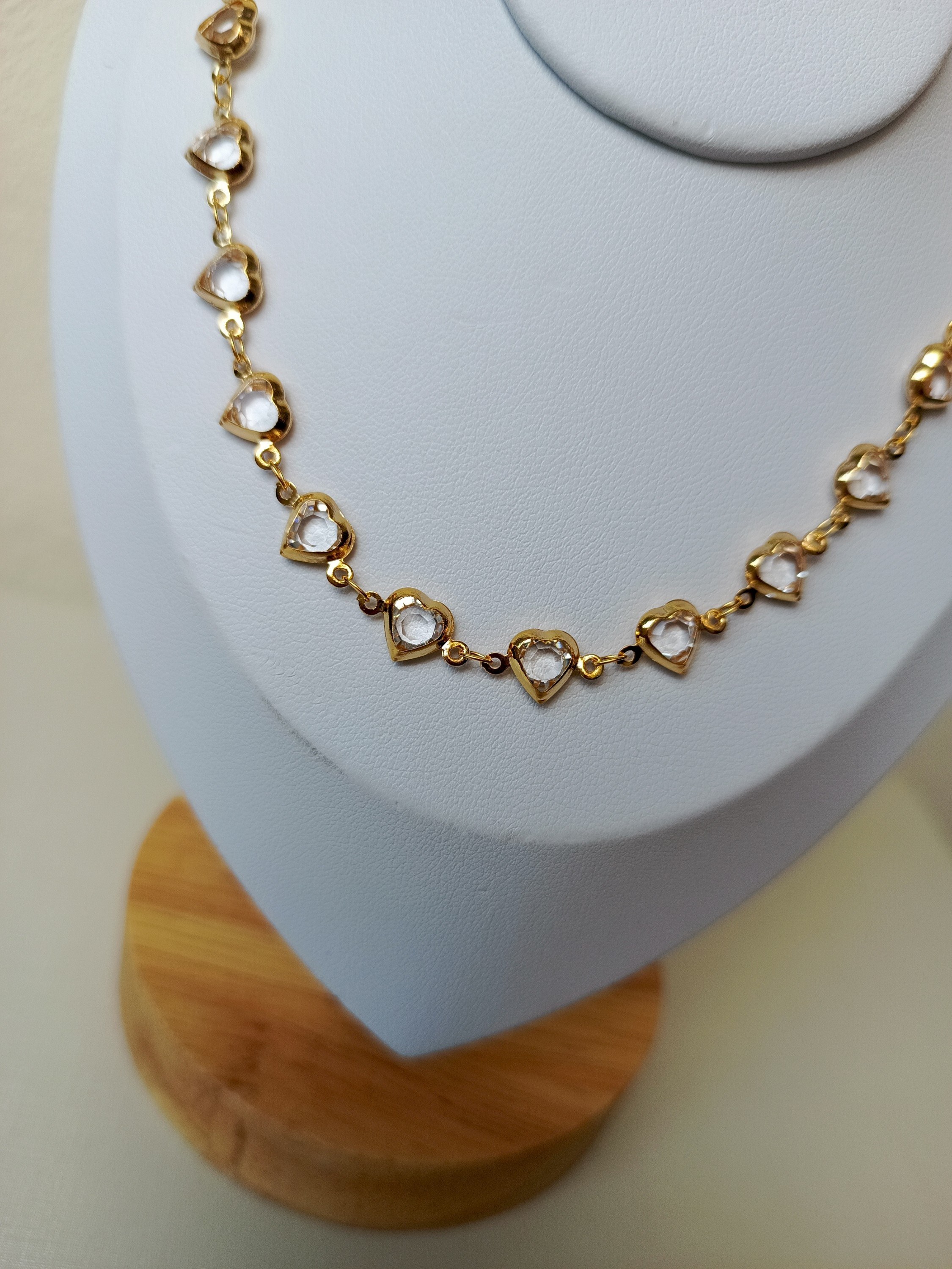 Colar com pingentes de corações em cristais