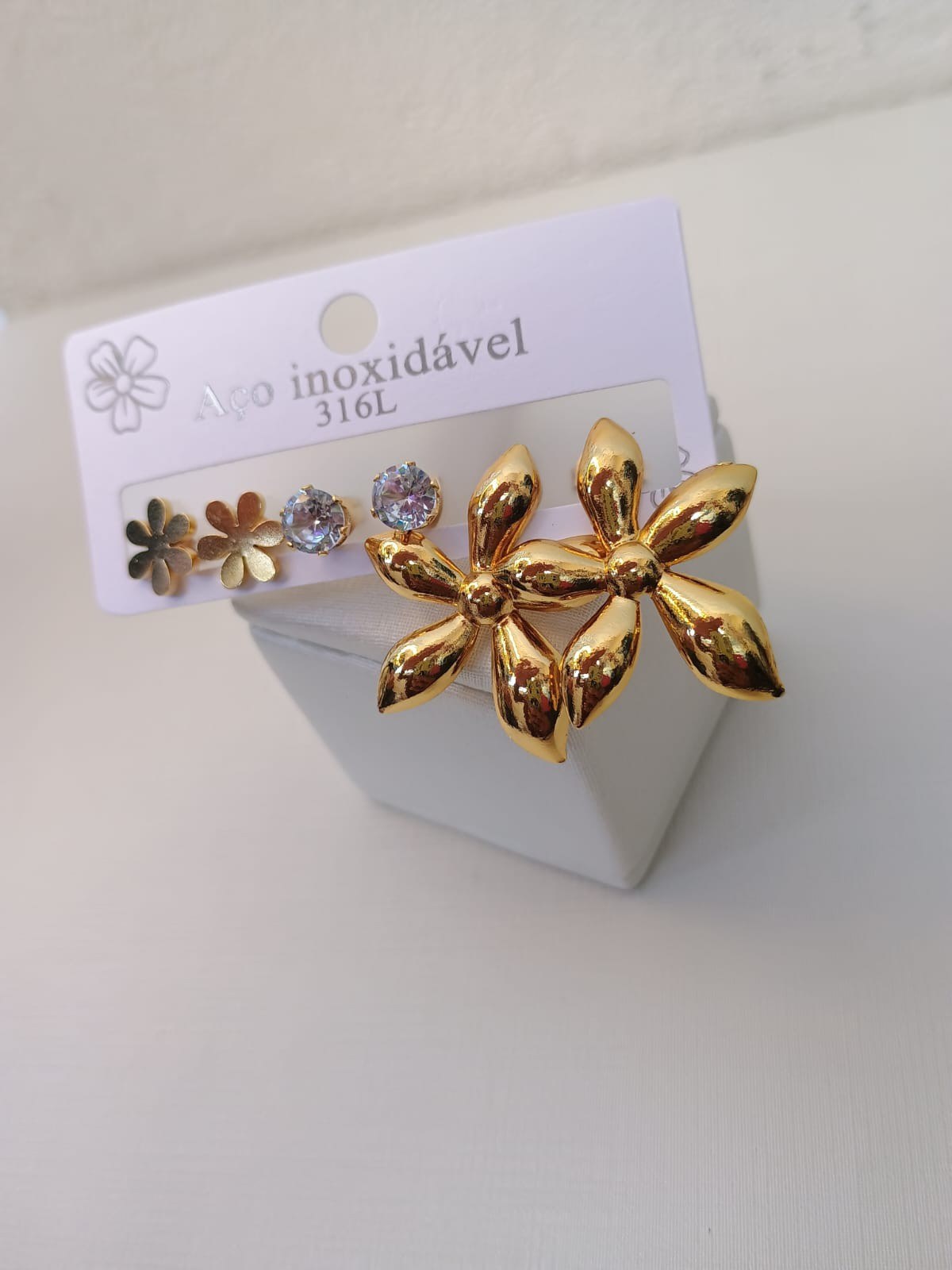 Trio de brincos de flor e ponto de luz