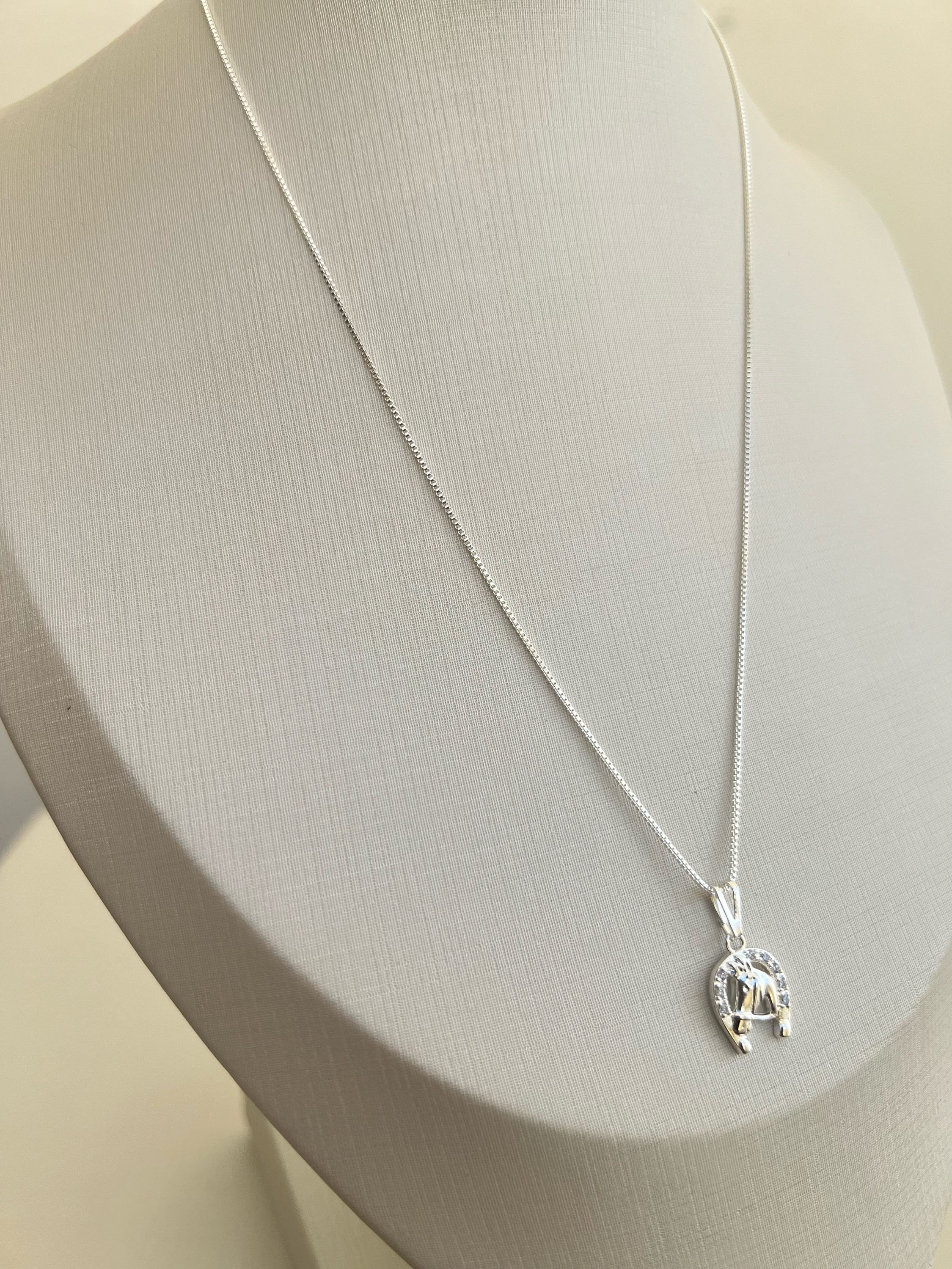 Colar pingente ferradura com cavalo