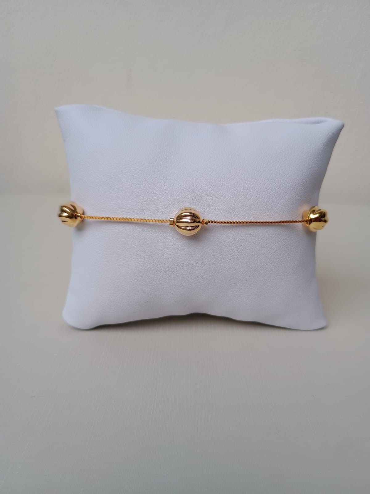 Pulseira com bolinhas douradas