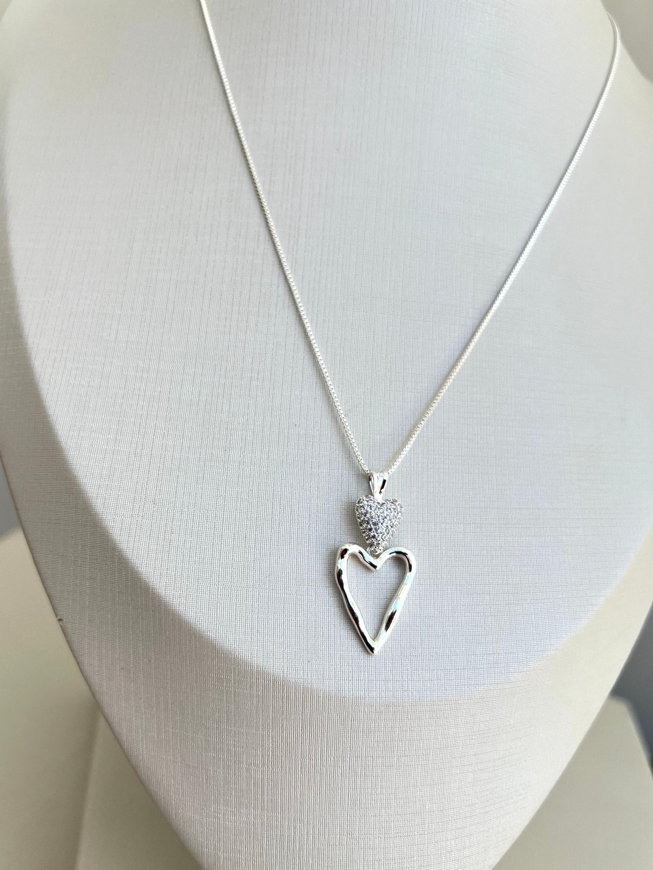 Colar com pingente coração duplo