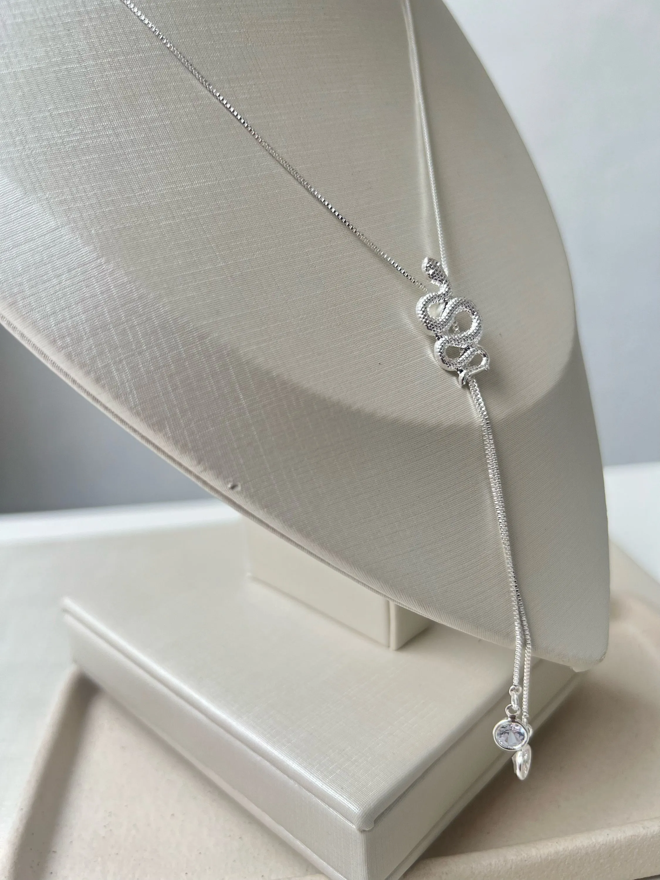 Colar gravatinha pingente ponto de luz