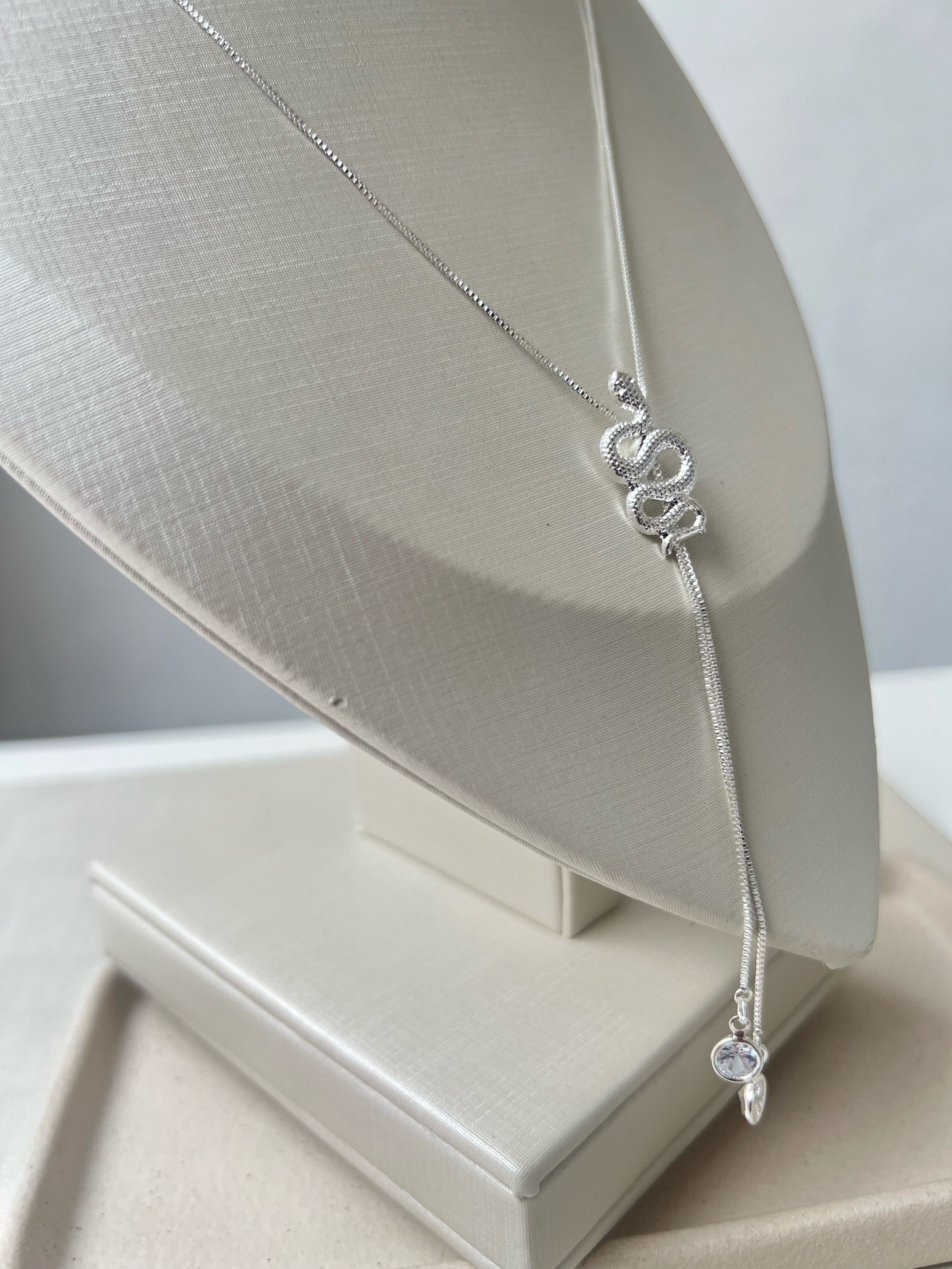 Colar gravatinha pingente ponto de luz