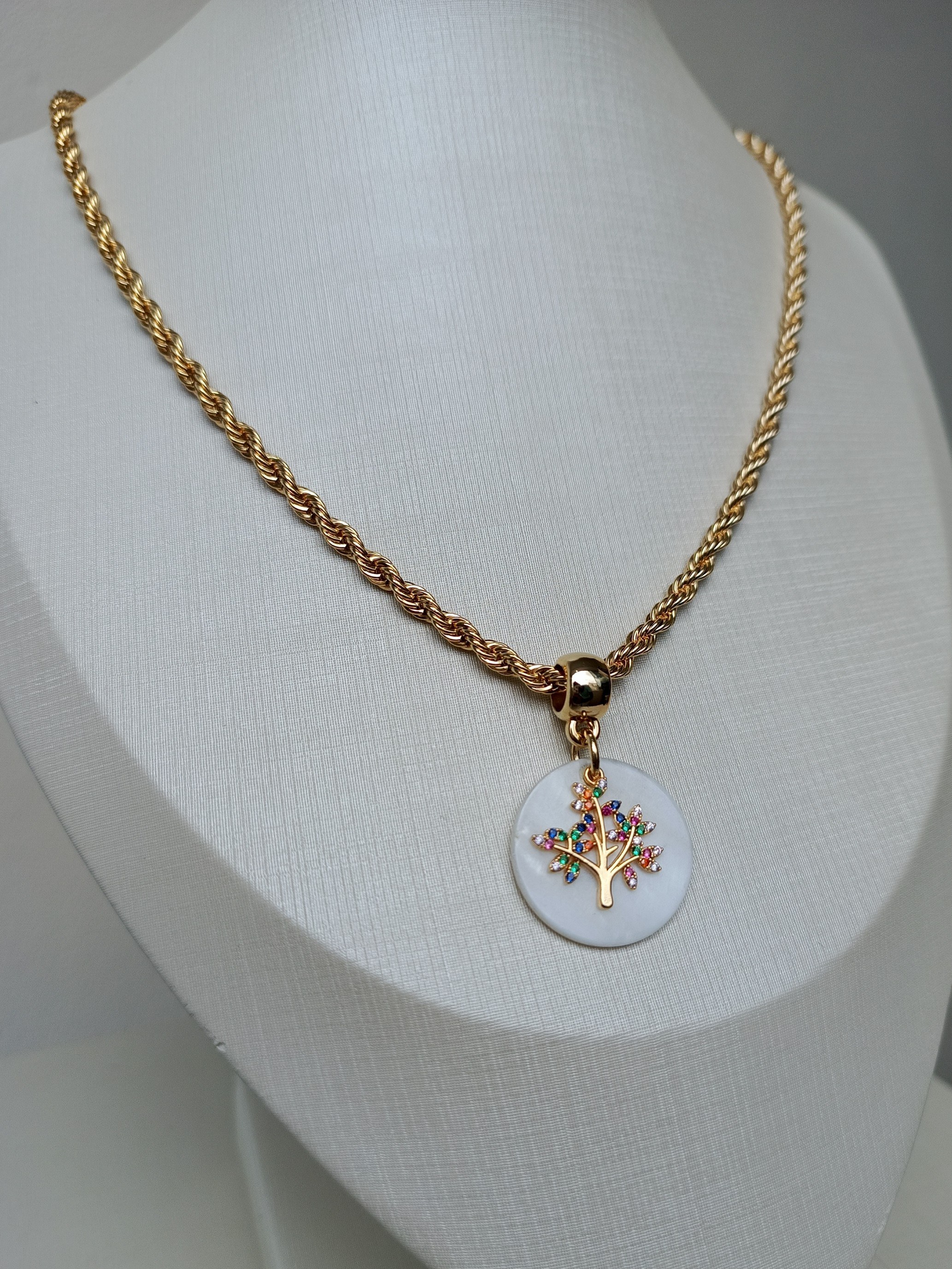 Colar correntaria árvore de vida com base madrepérola