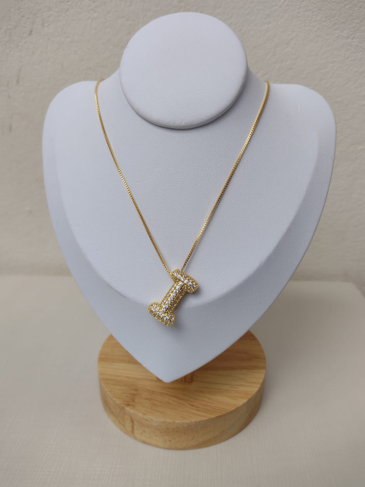 Colar com letra I cravejado com zircônias