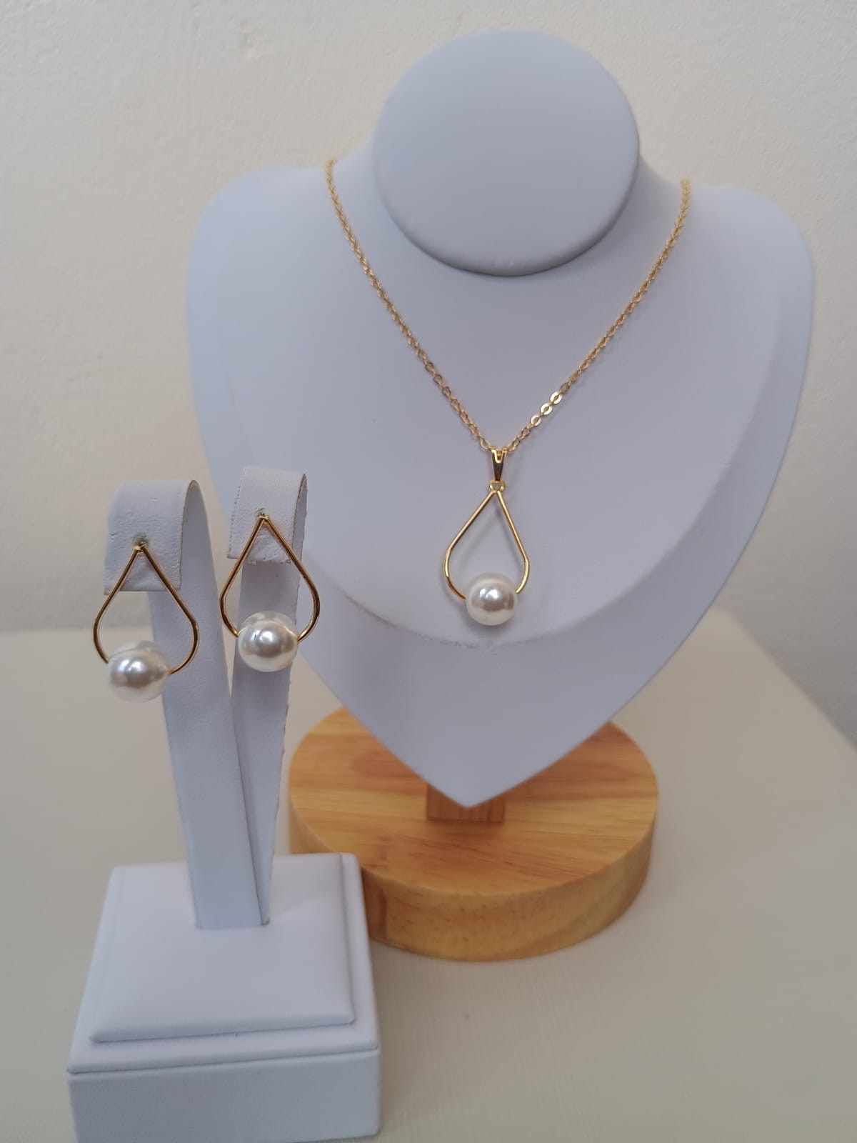 Conjunto com estilo de gota e pérola
