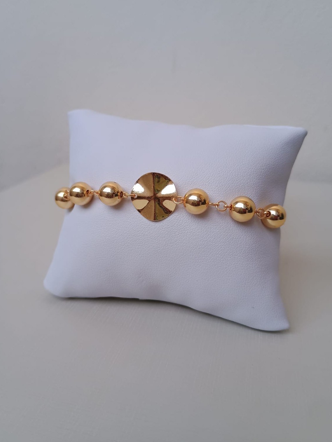 Pulseira de bolinhas e pingente central plano
