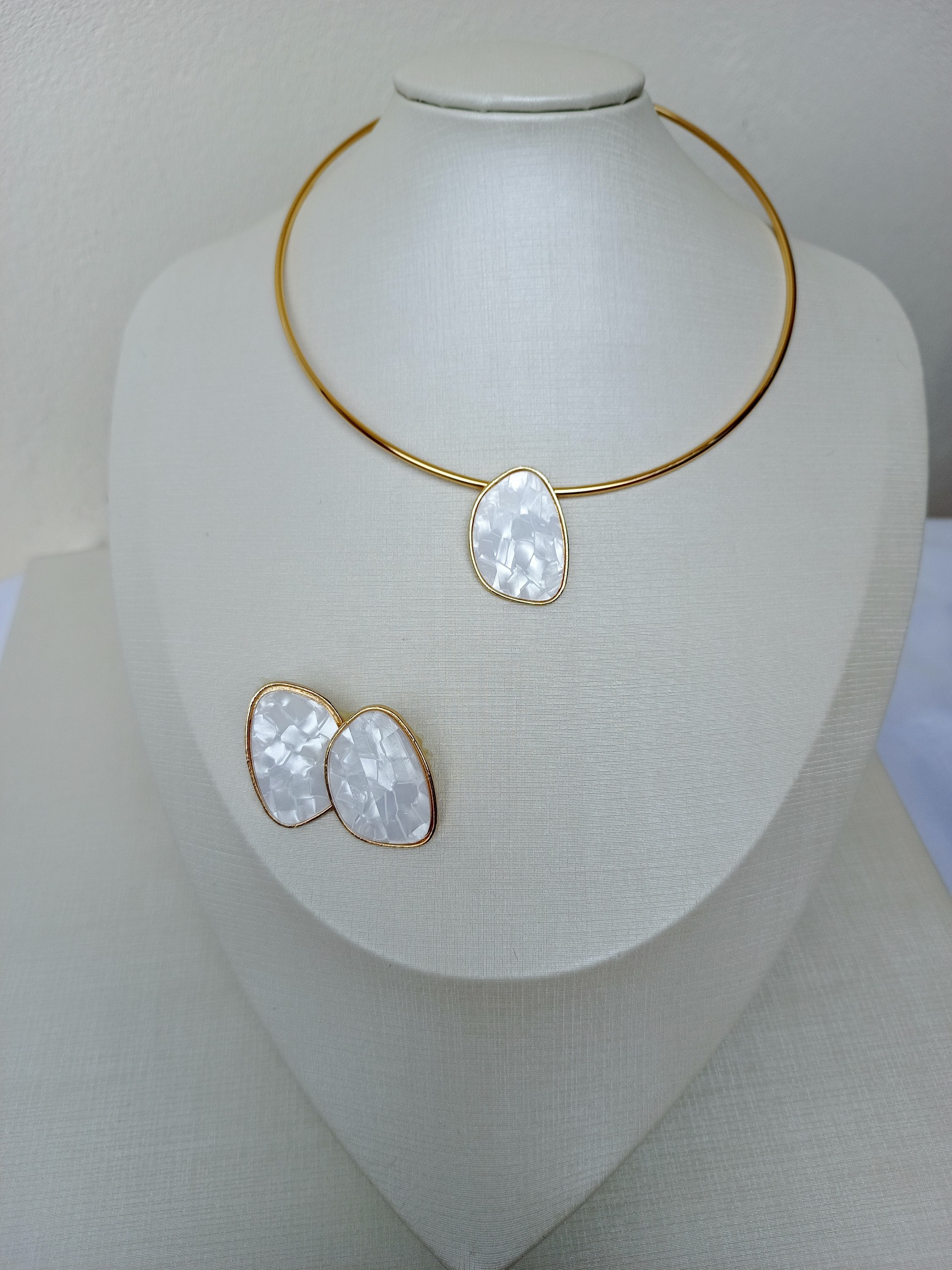 Conjunto de gargantilha com pingente orgânico