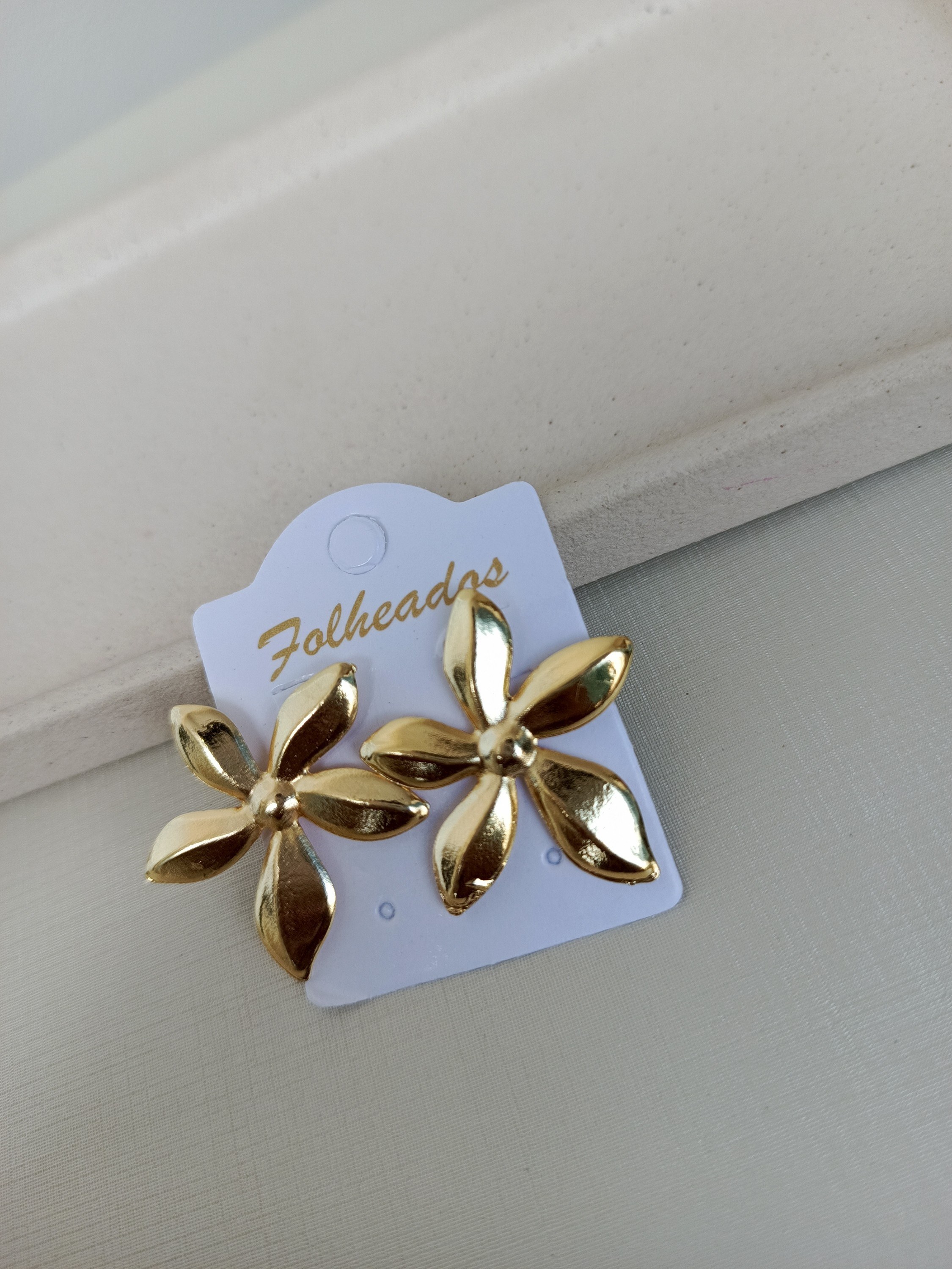 Brinco dourado de flor
