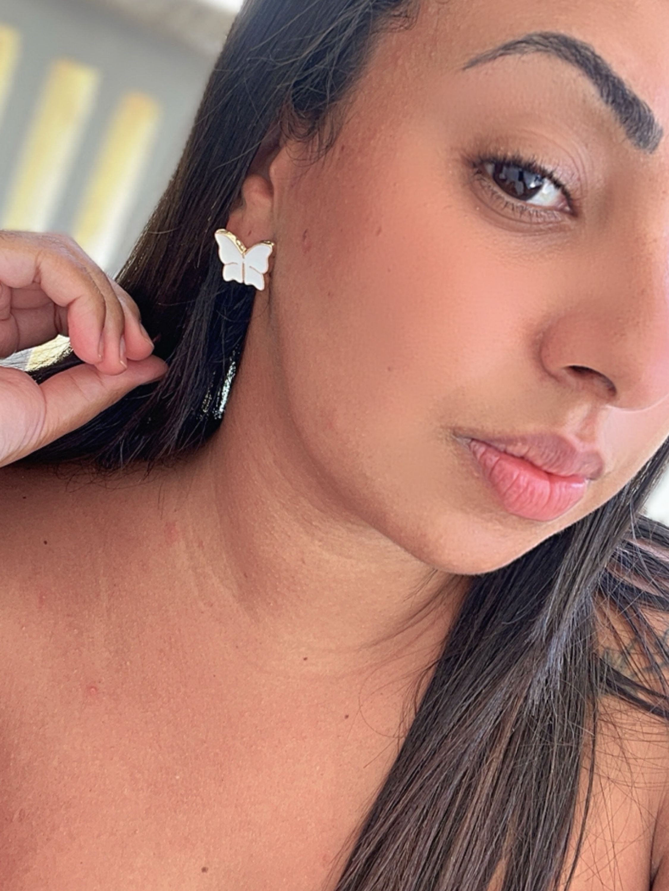 Brinco modelo borboleta resinado