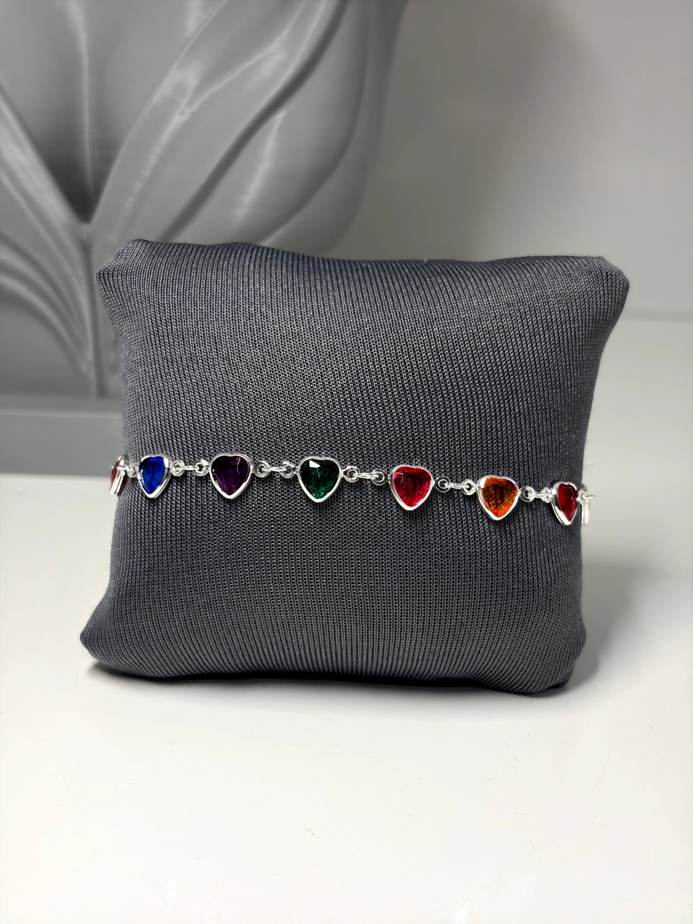 Pulseira de corações coloridos