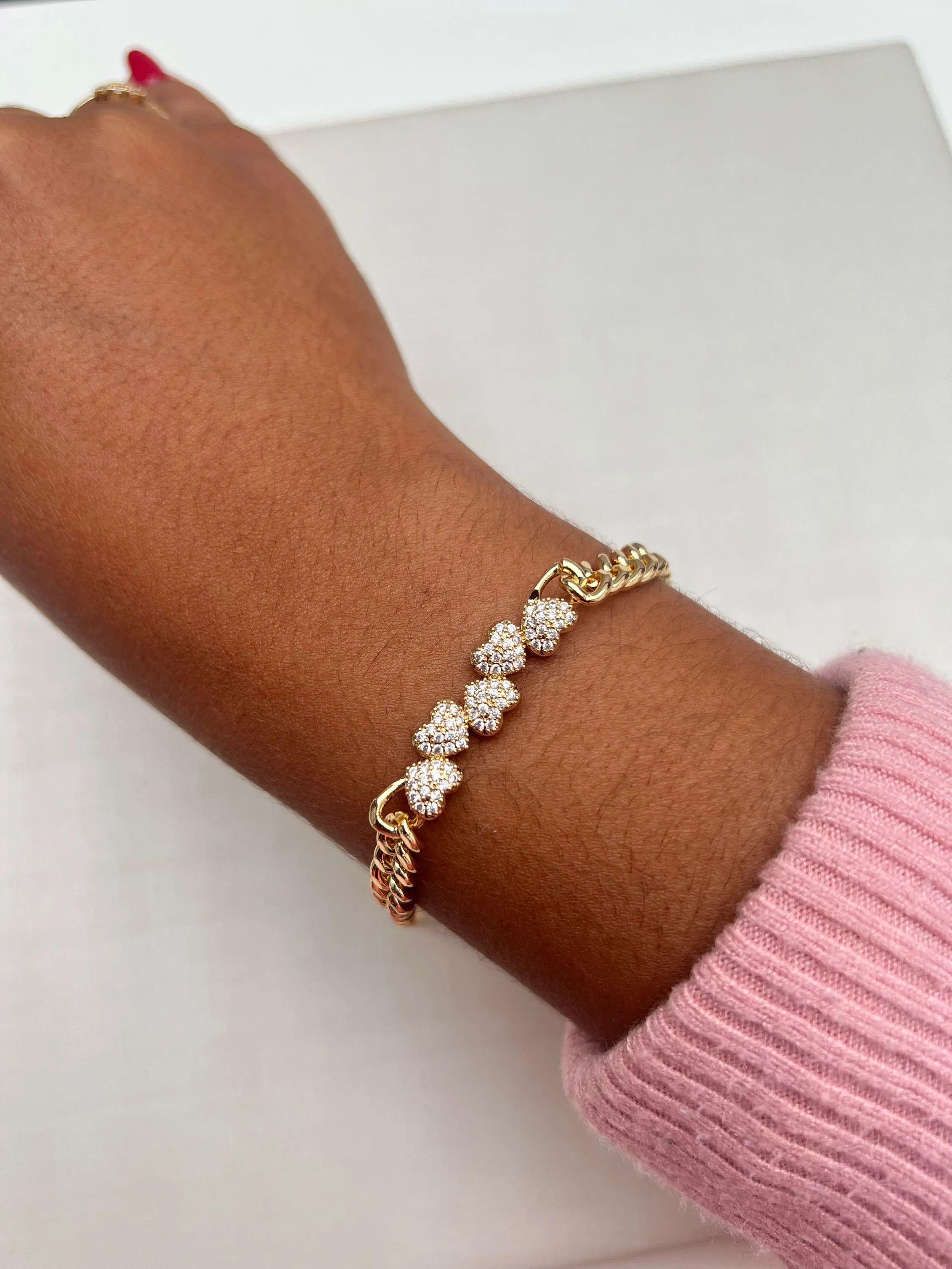 Pulseira correntaria e corações