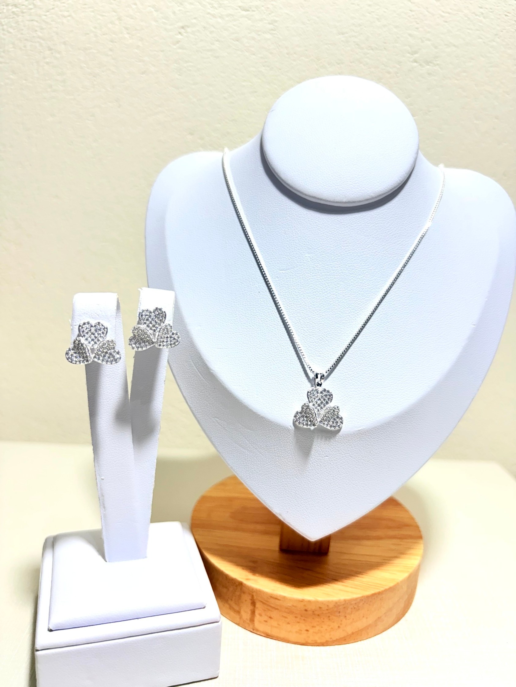 Conjunto com três corações
