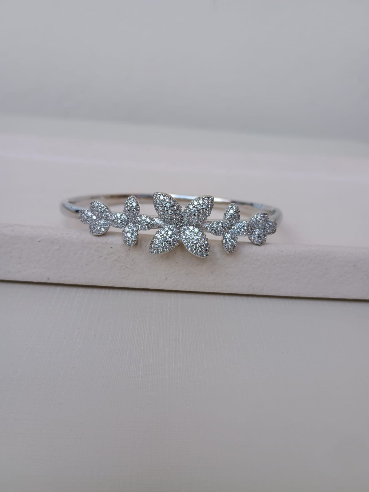 Bracelete com flores cravejada com zircônias