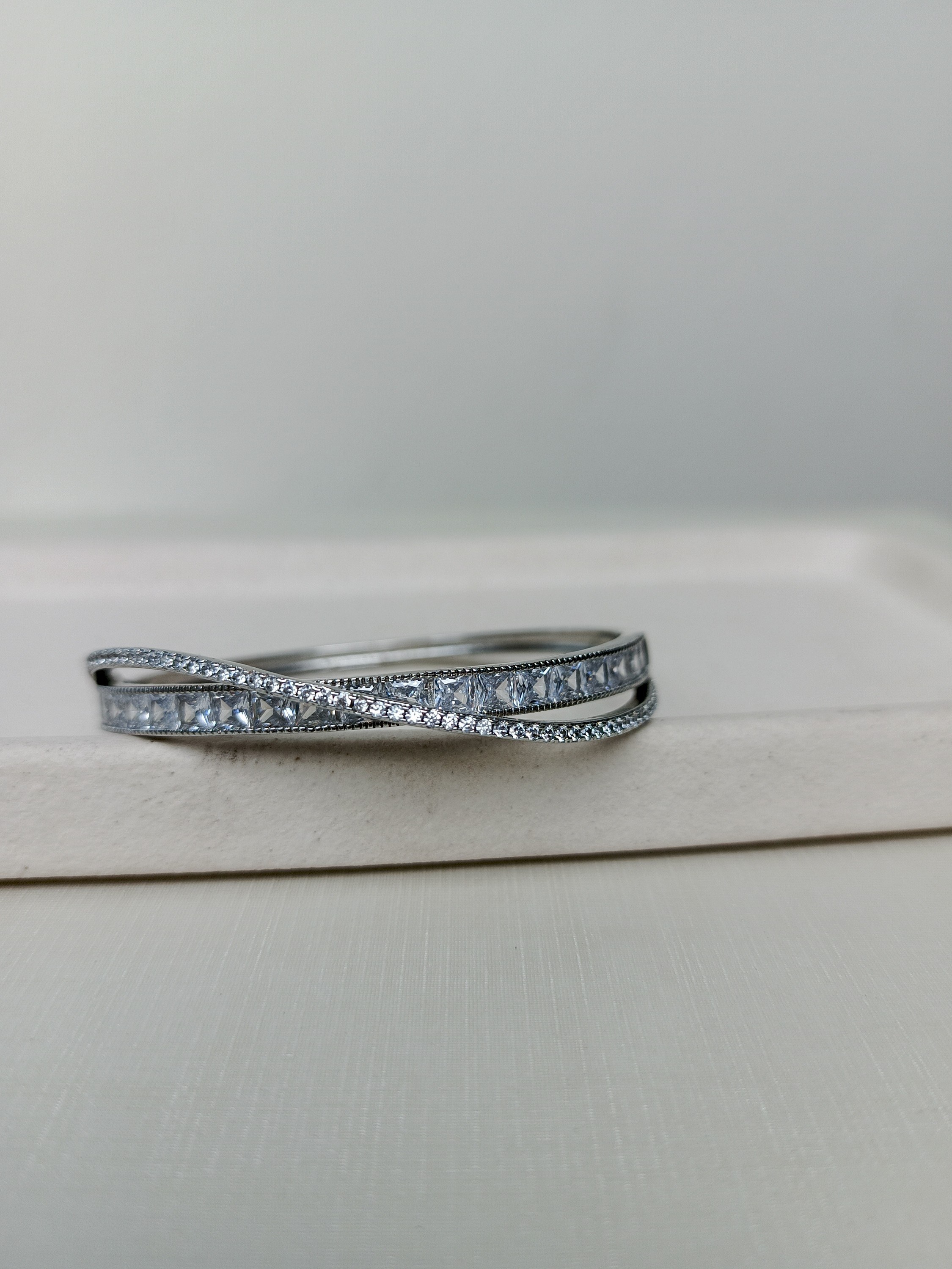 Bracelete cruzado com pedras de zircônia