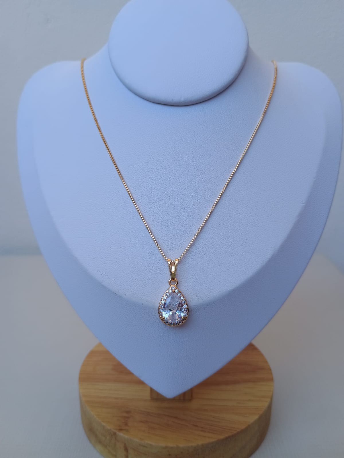 Colar com pingente de gota com zircônias