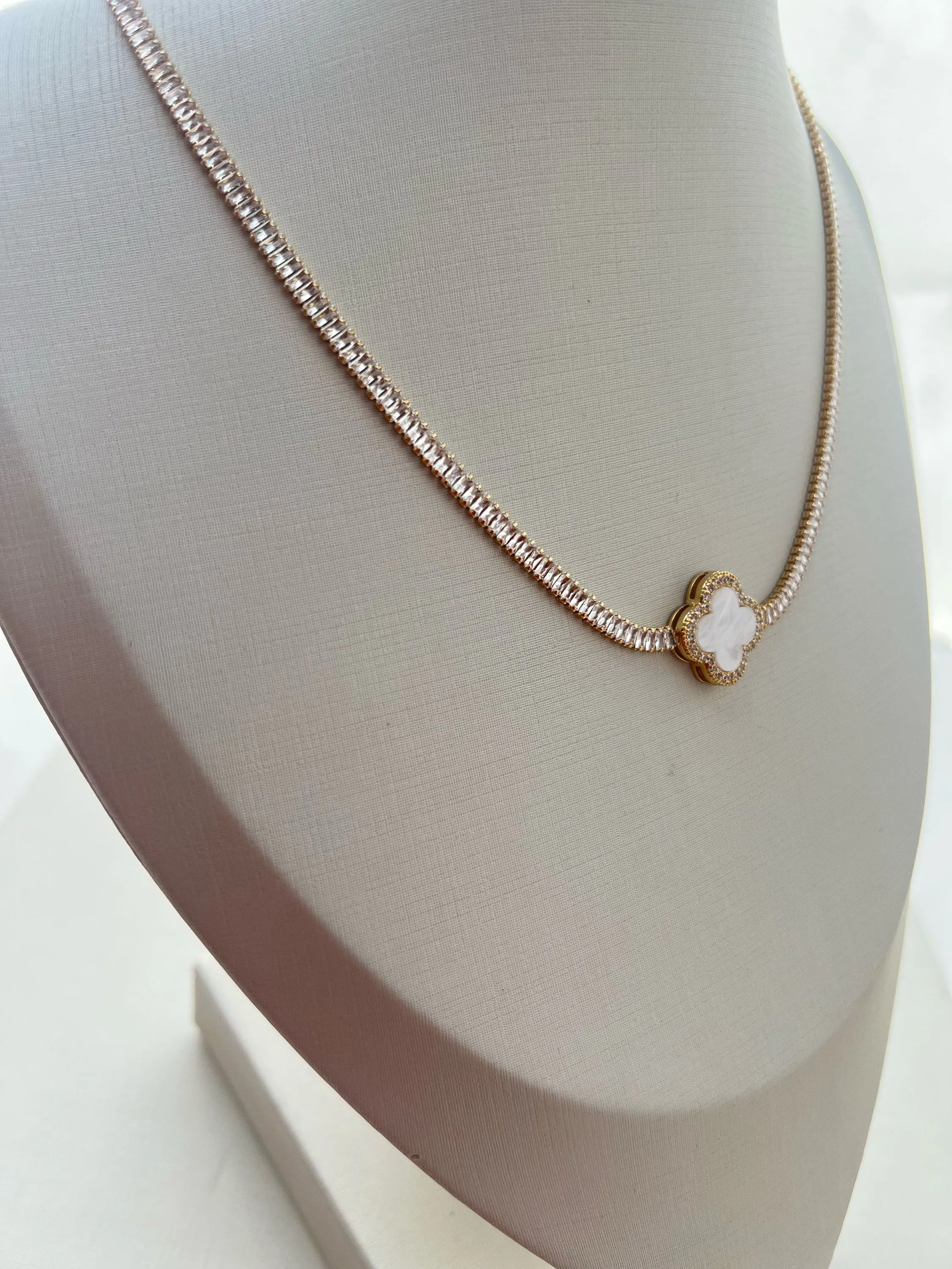 Choker trevo completo por strass