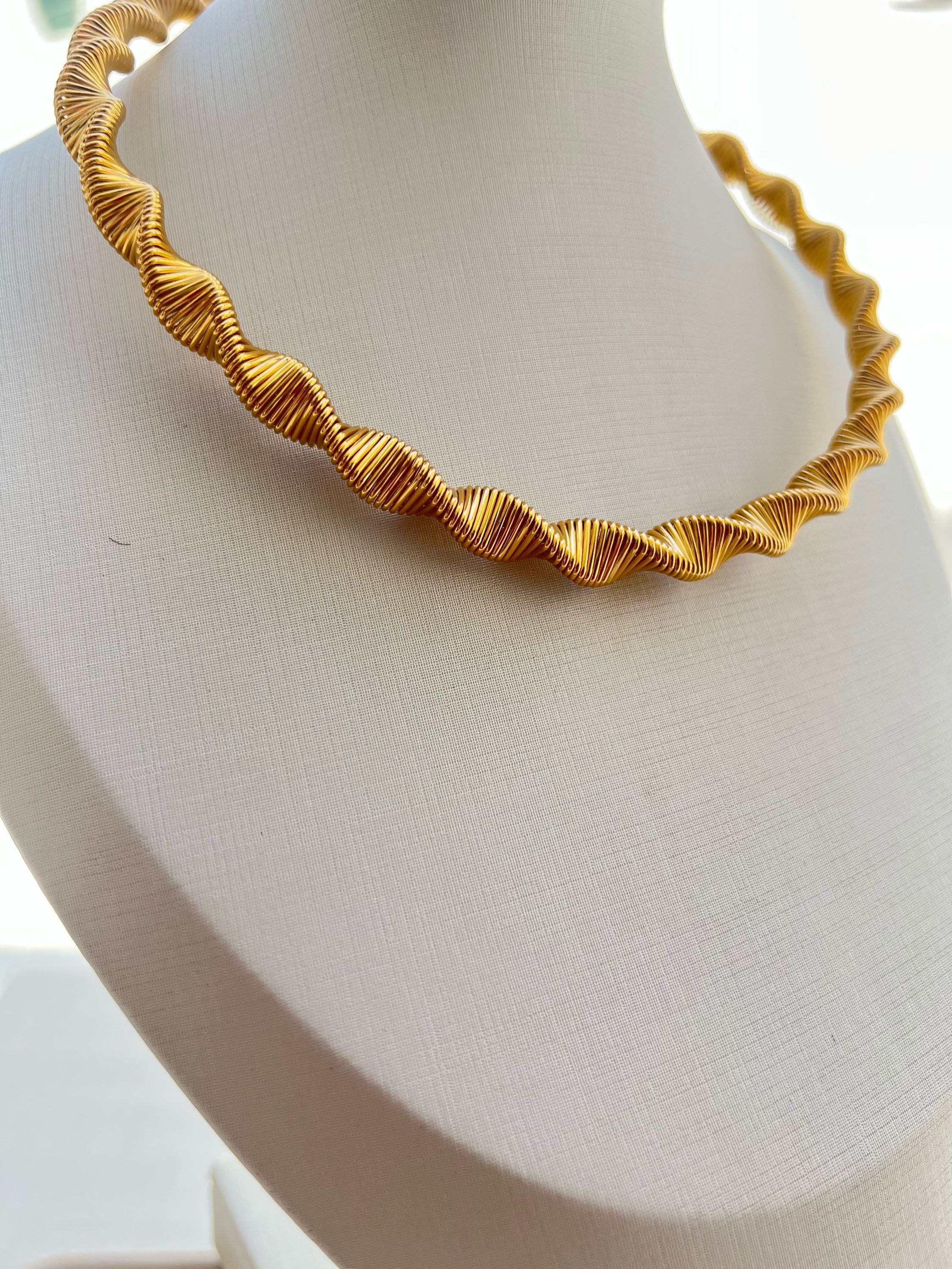 Choker modelo mola ondulada