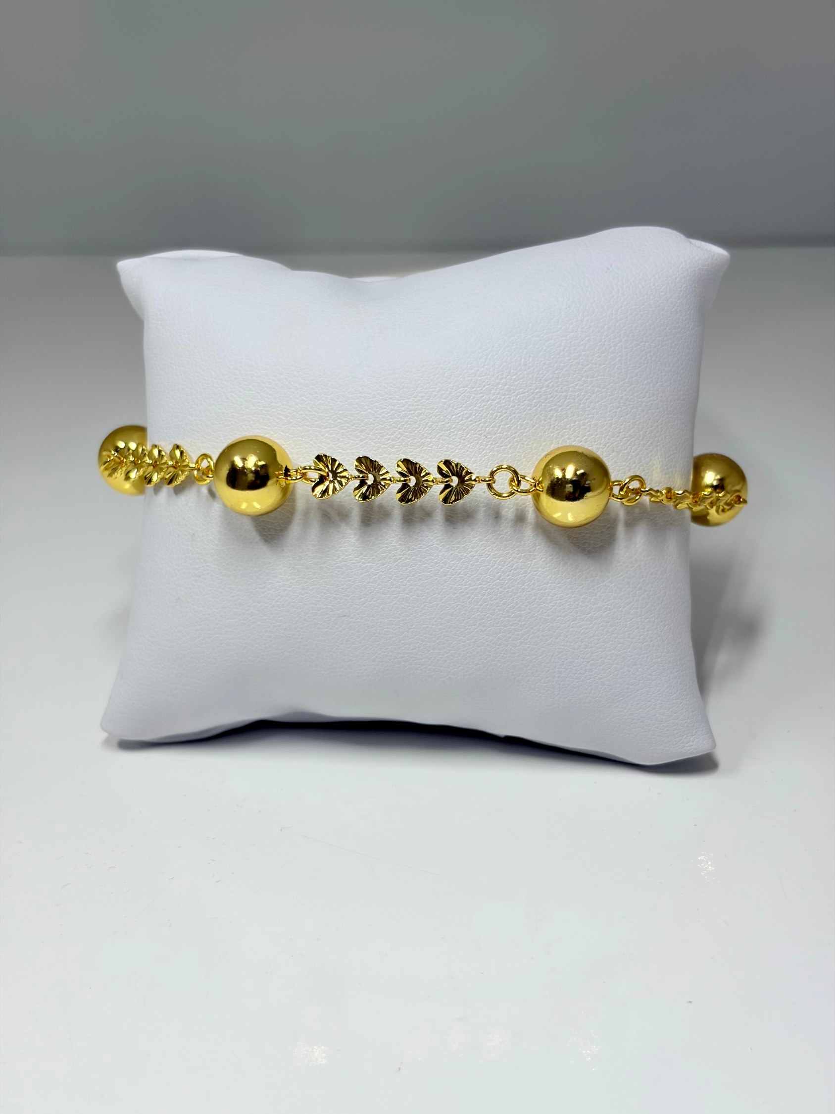 Pulseira com bolinhas e corações