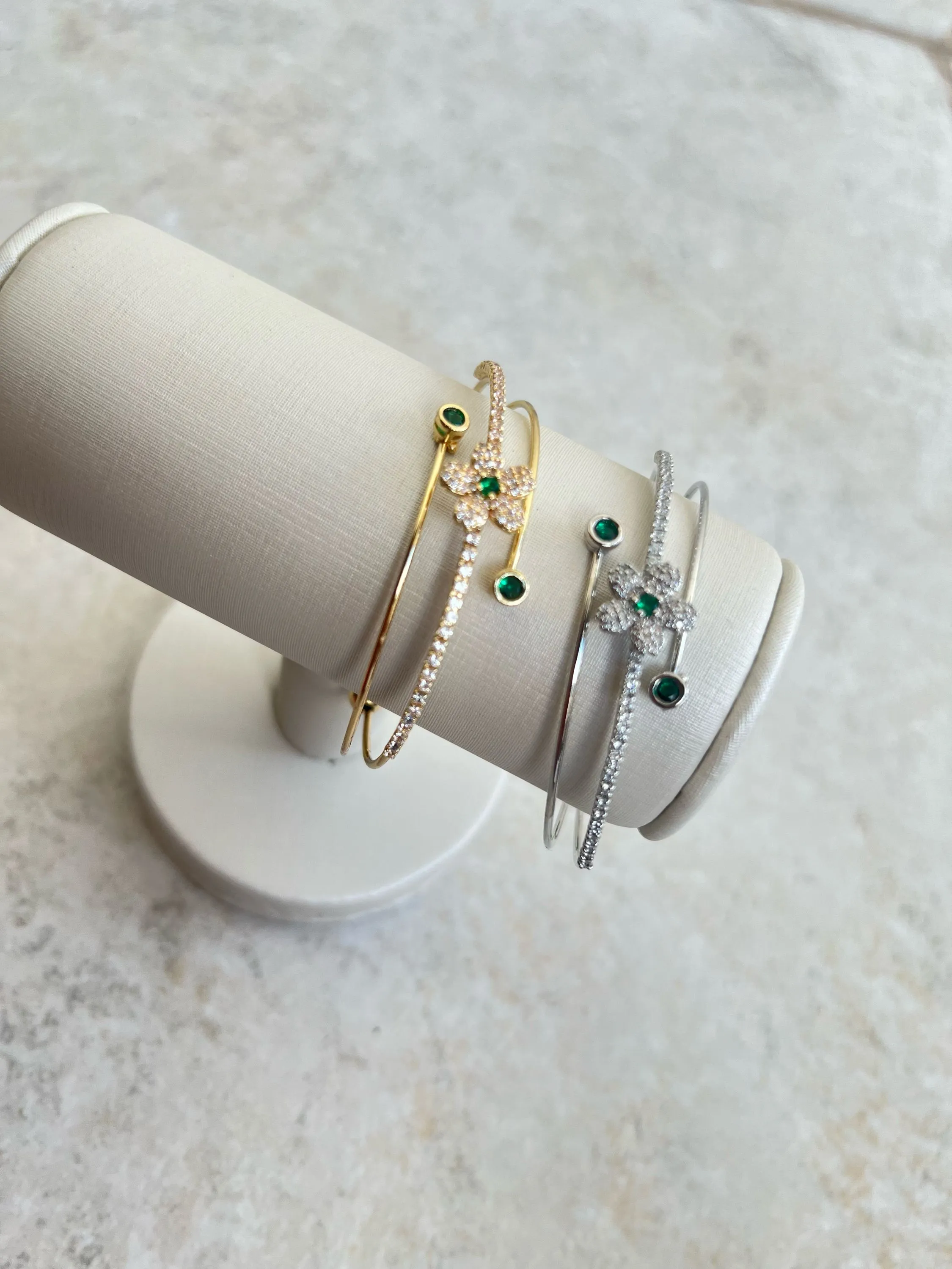 Bracelete flor cravejado de strass
