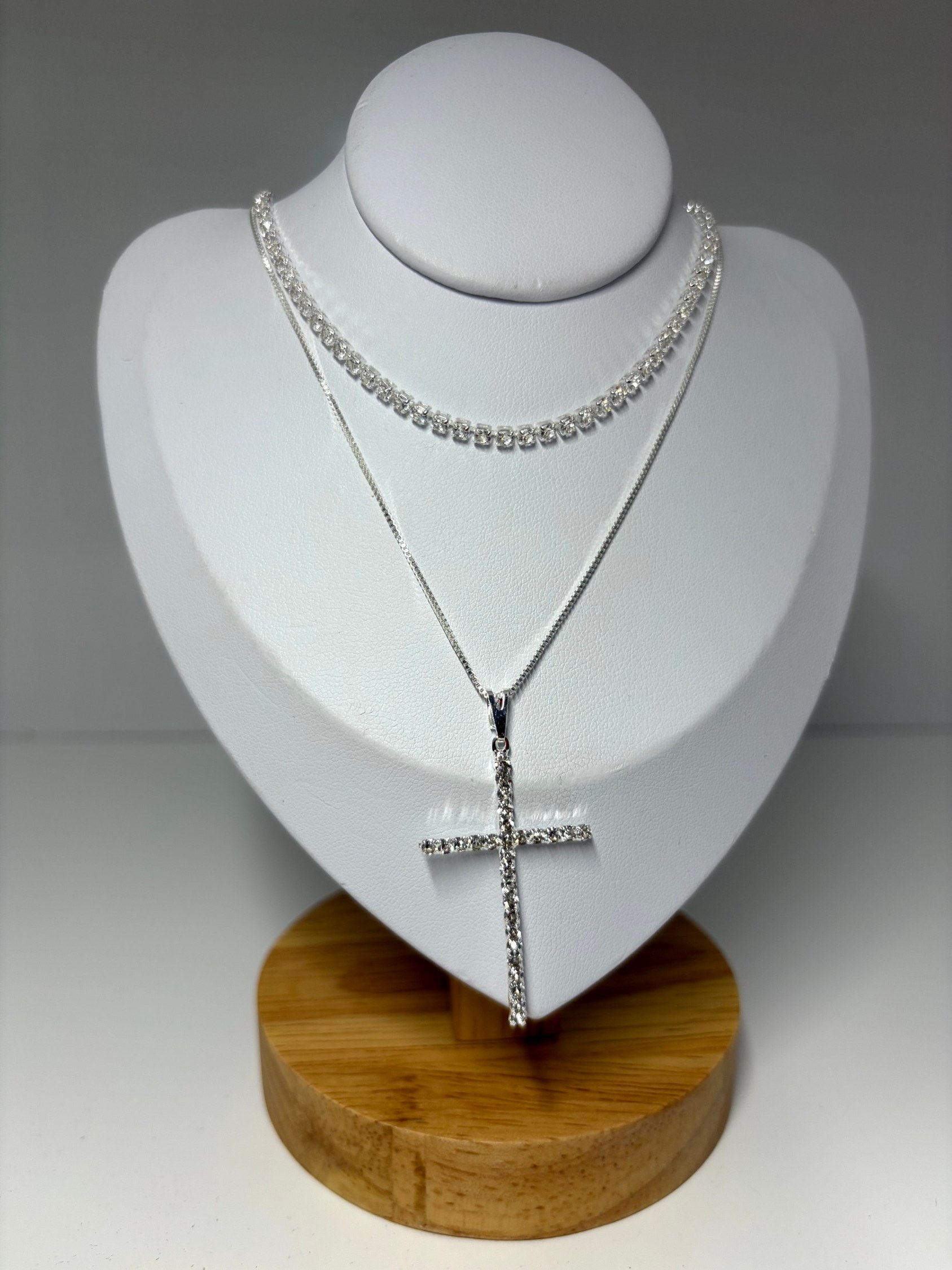 Colar duplo com cruz e strass