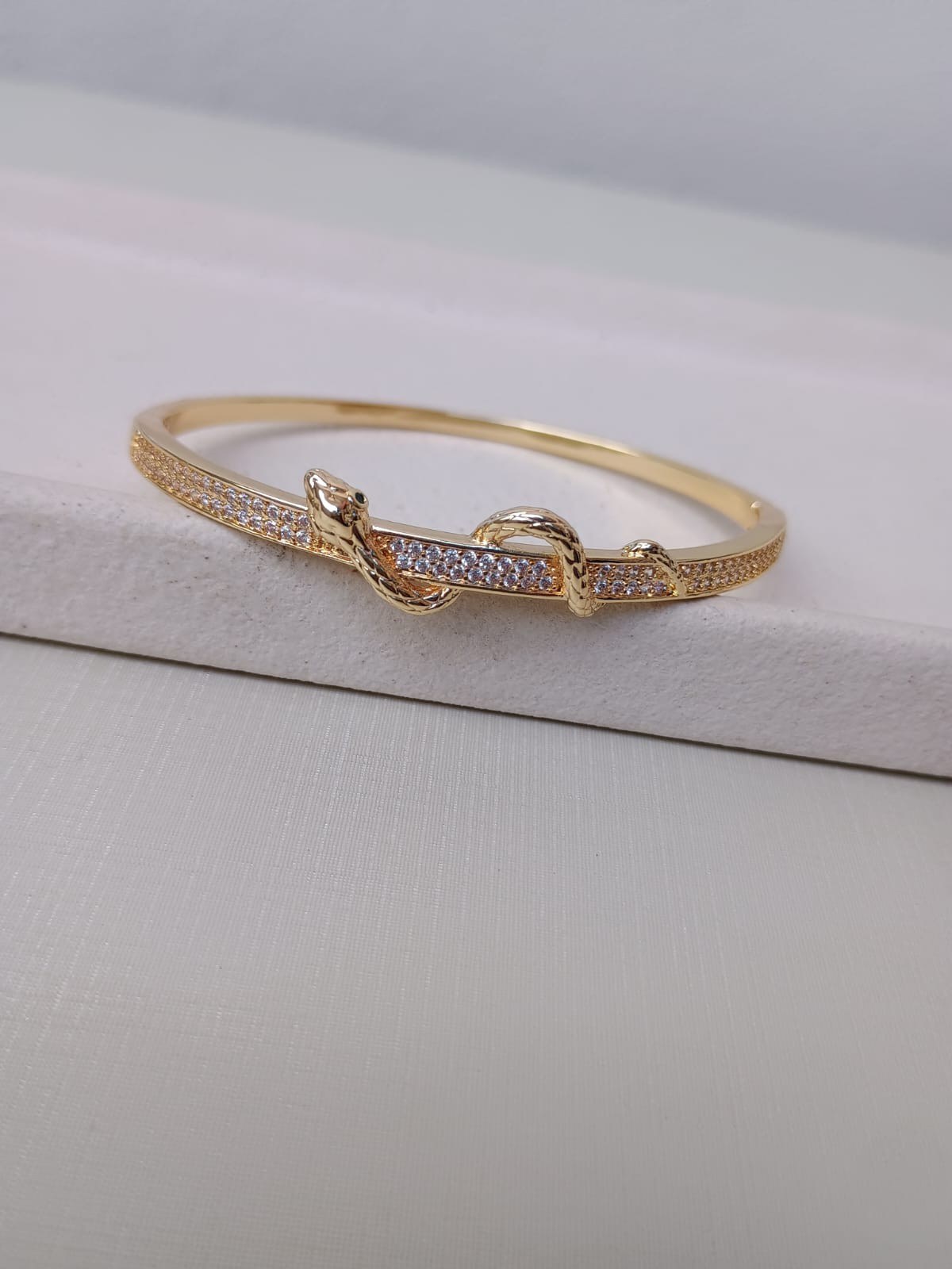 Bracelete fino com cobra