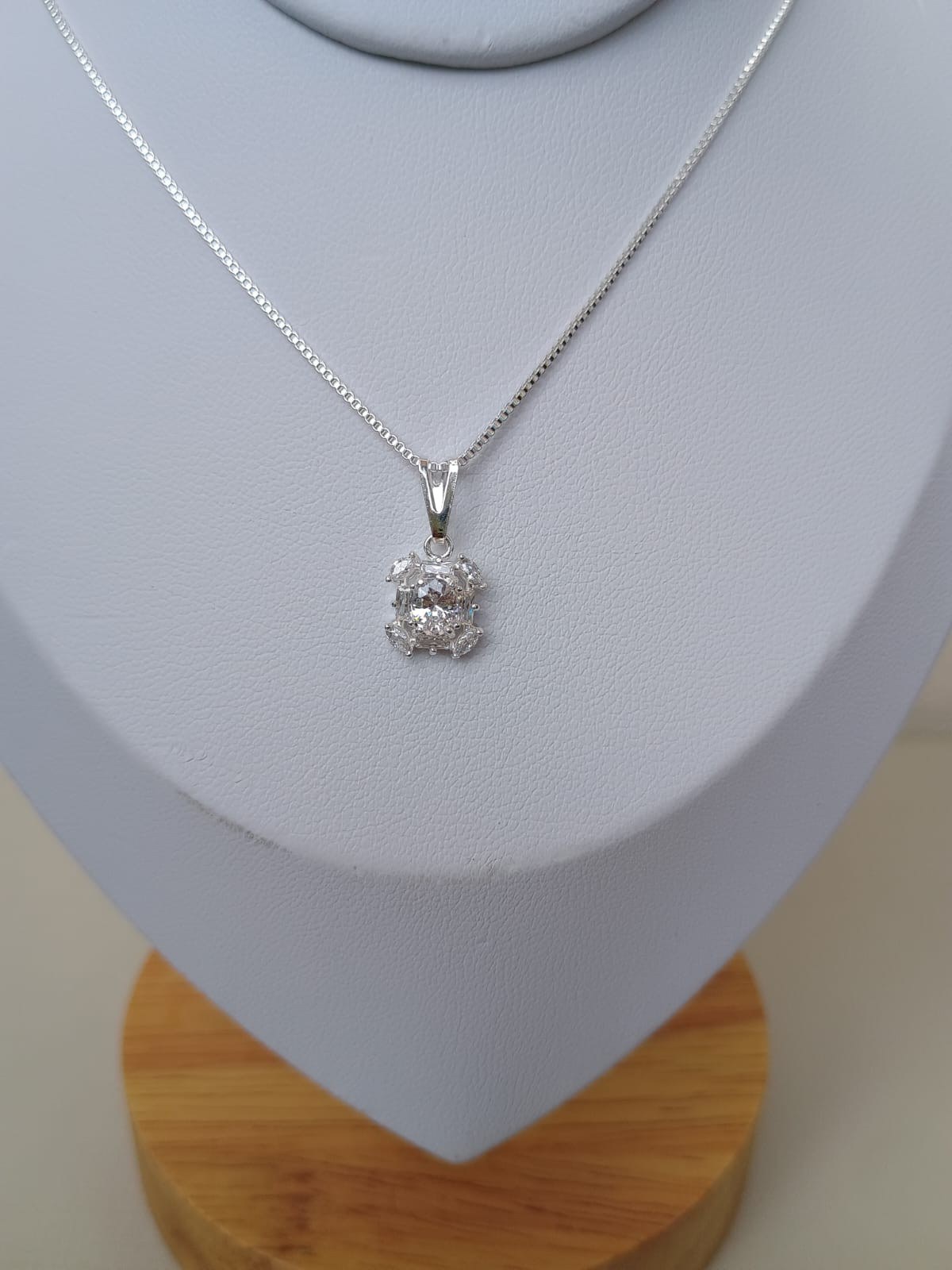 Colar com pontos de luz