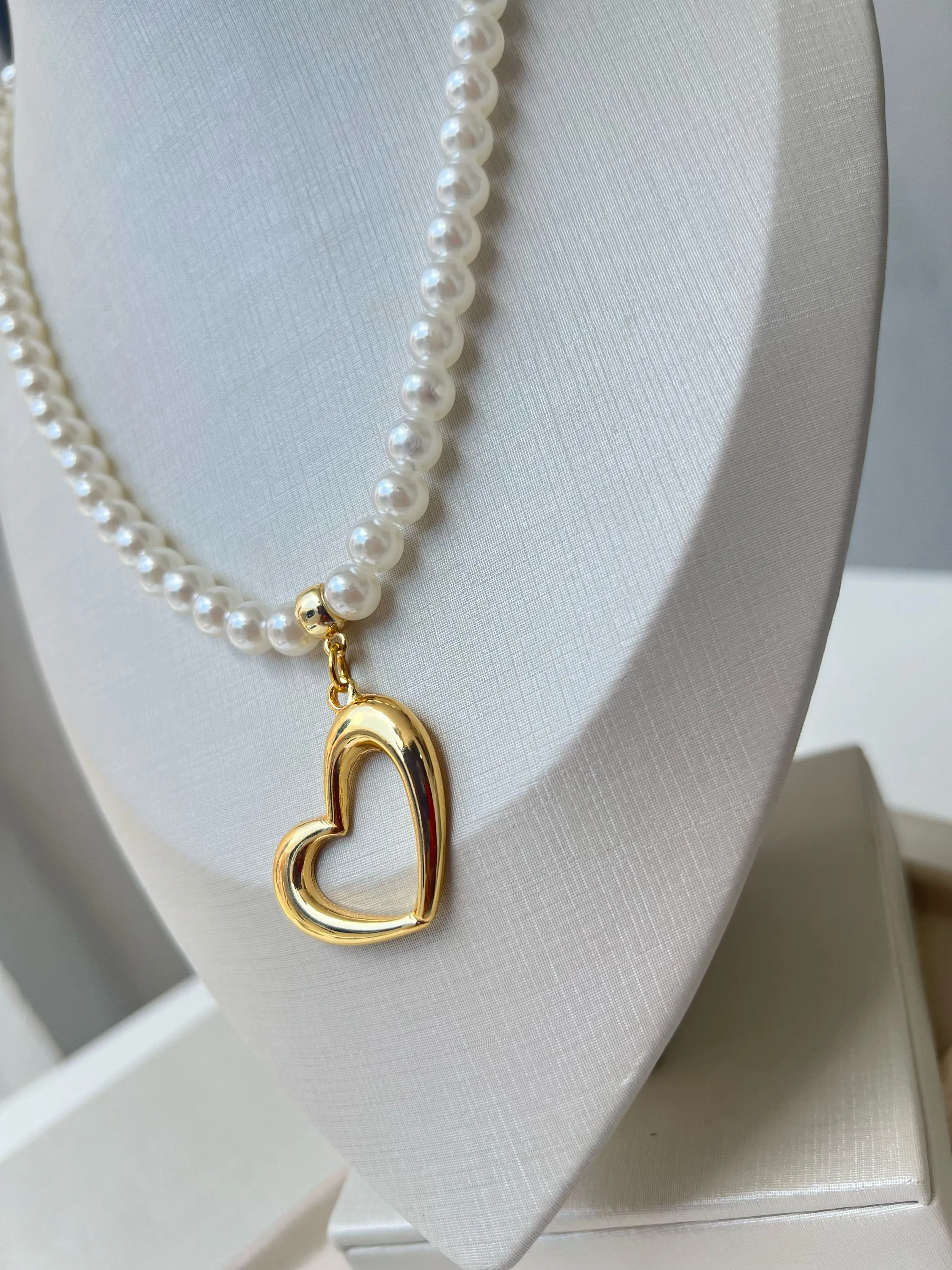 Colar pérolas pingente coração