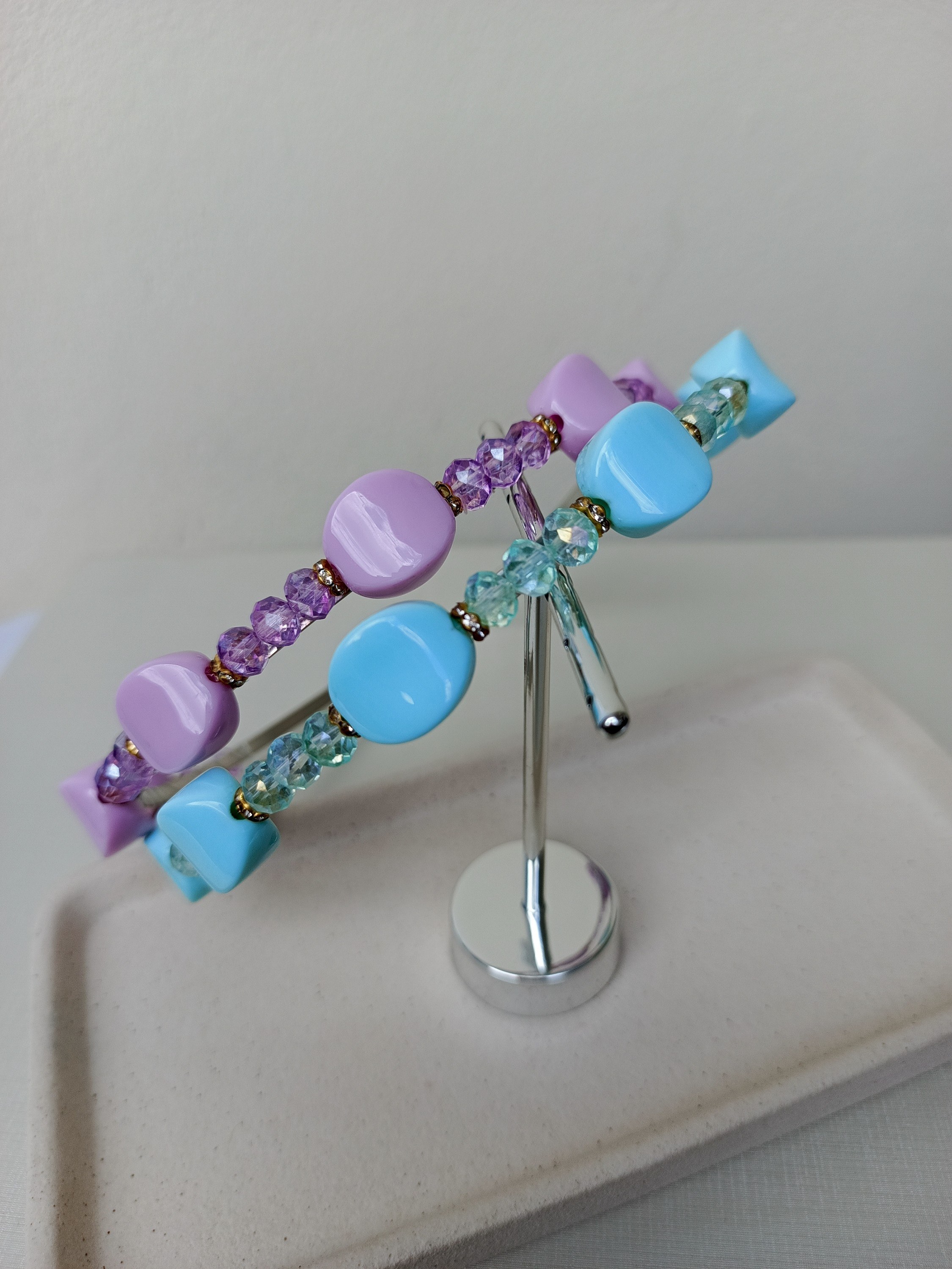 tiaras artesanais com miçangas coloridas e pedras de cristal