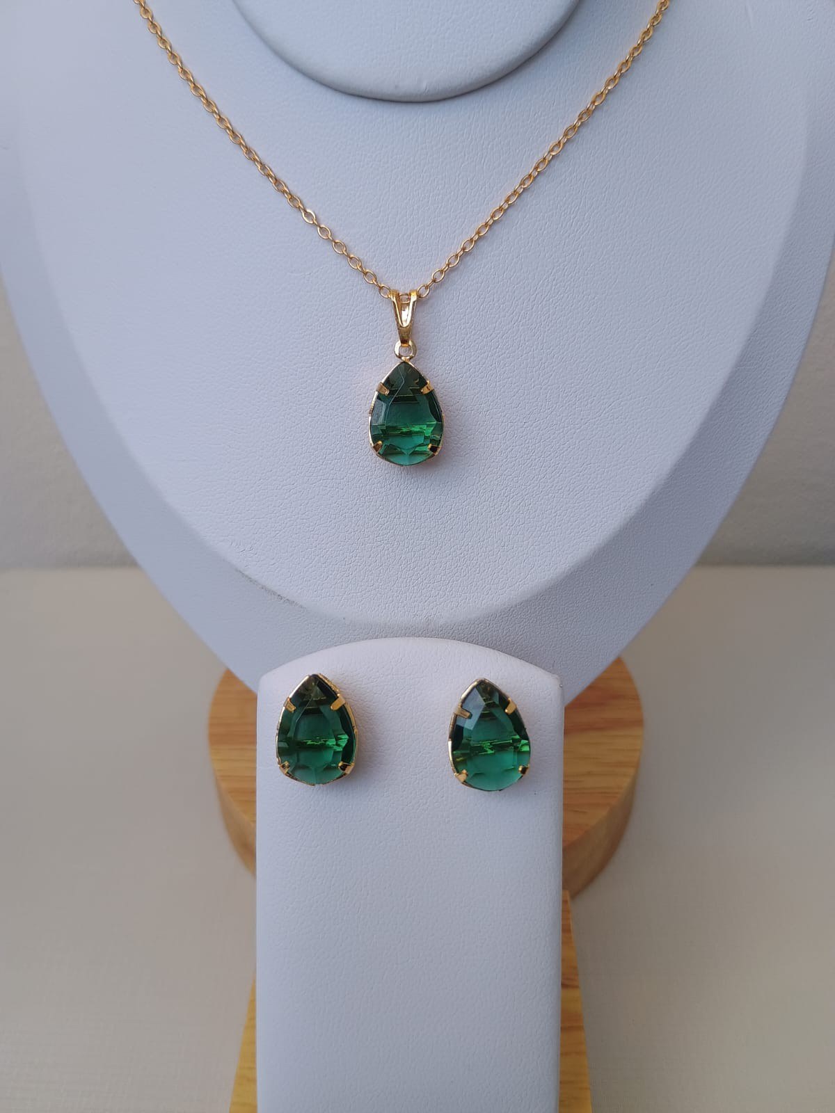 Conjunto dourado gota verde militar