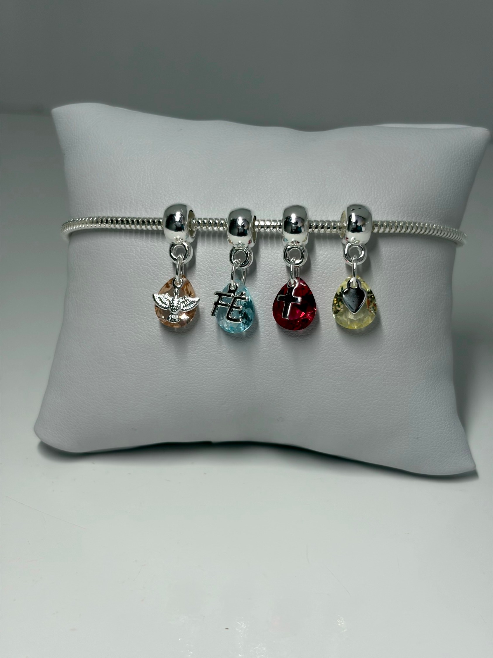 Pulseira com pingentes e cristais coloridos