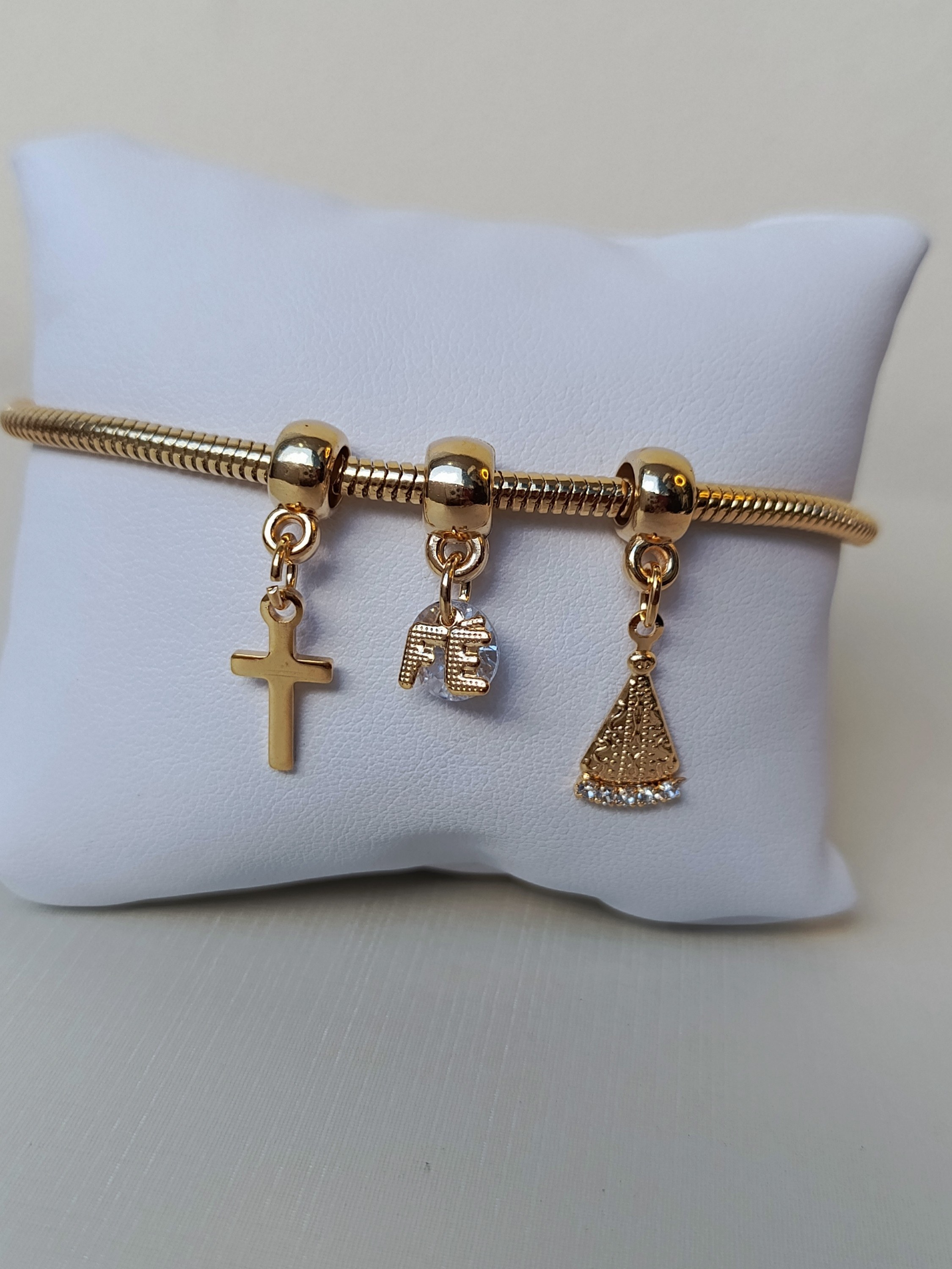 Pulseira com pingente religiosos