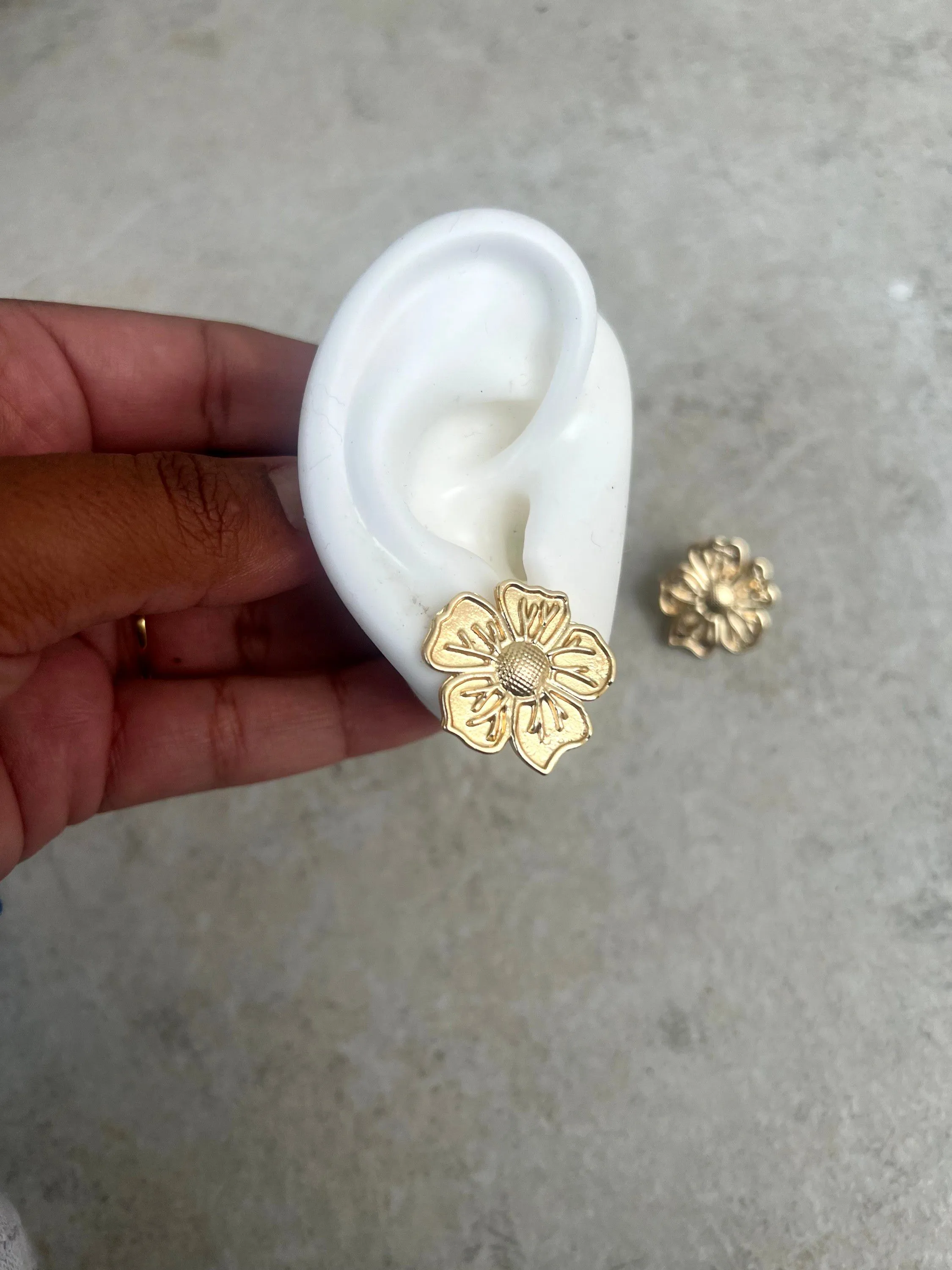 Brinco flor dourado