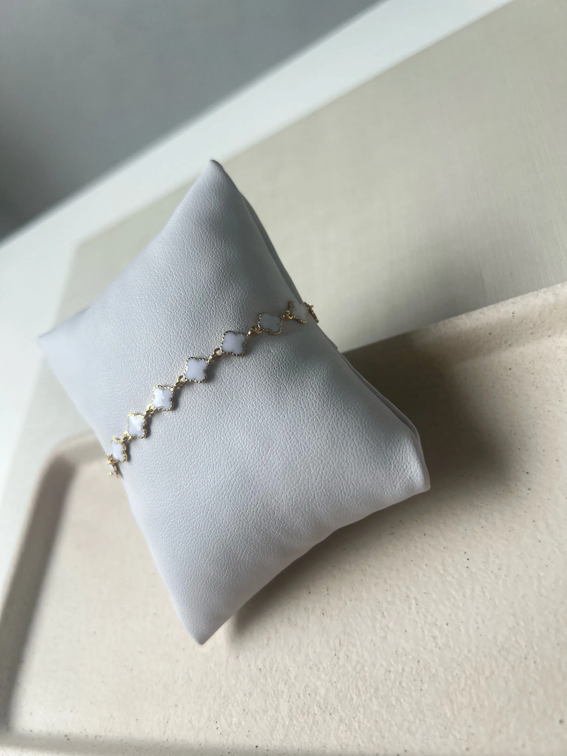 Pulseira modelo trevo