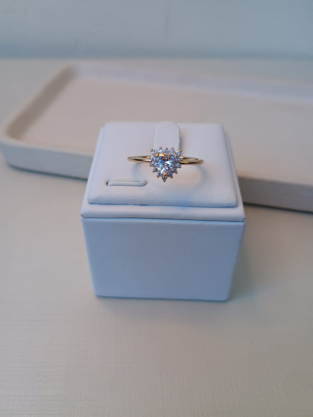 Anel fino com coração cravejado com zircônias e strass