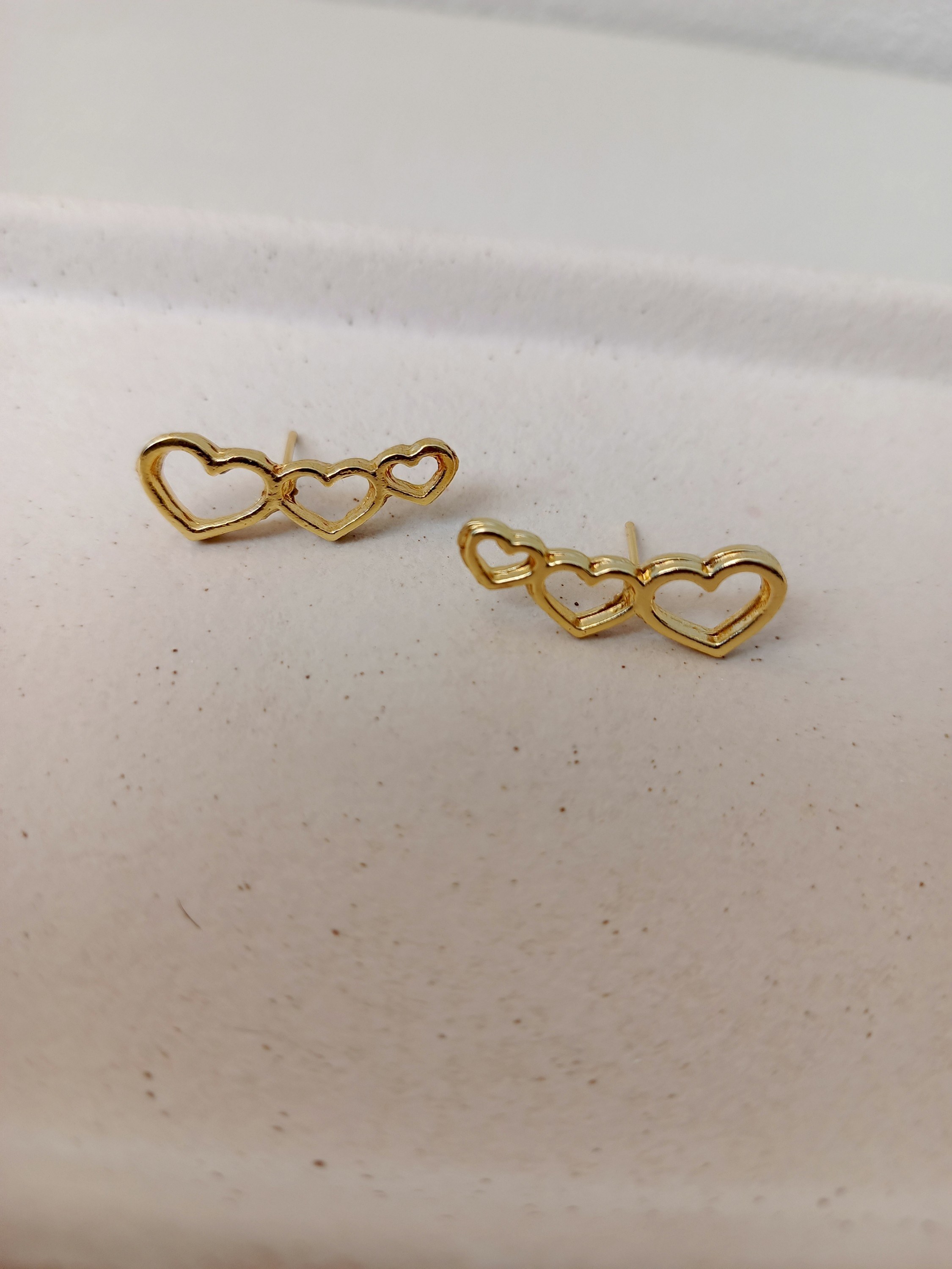 Brinco com três corações vazados