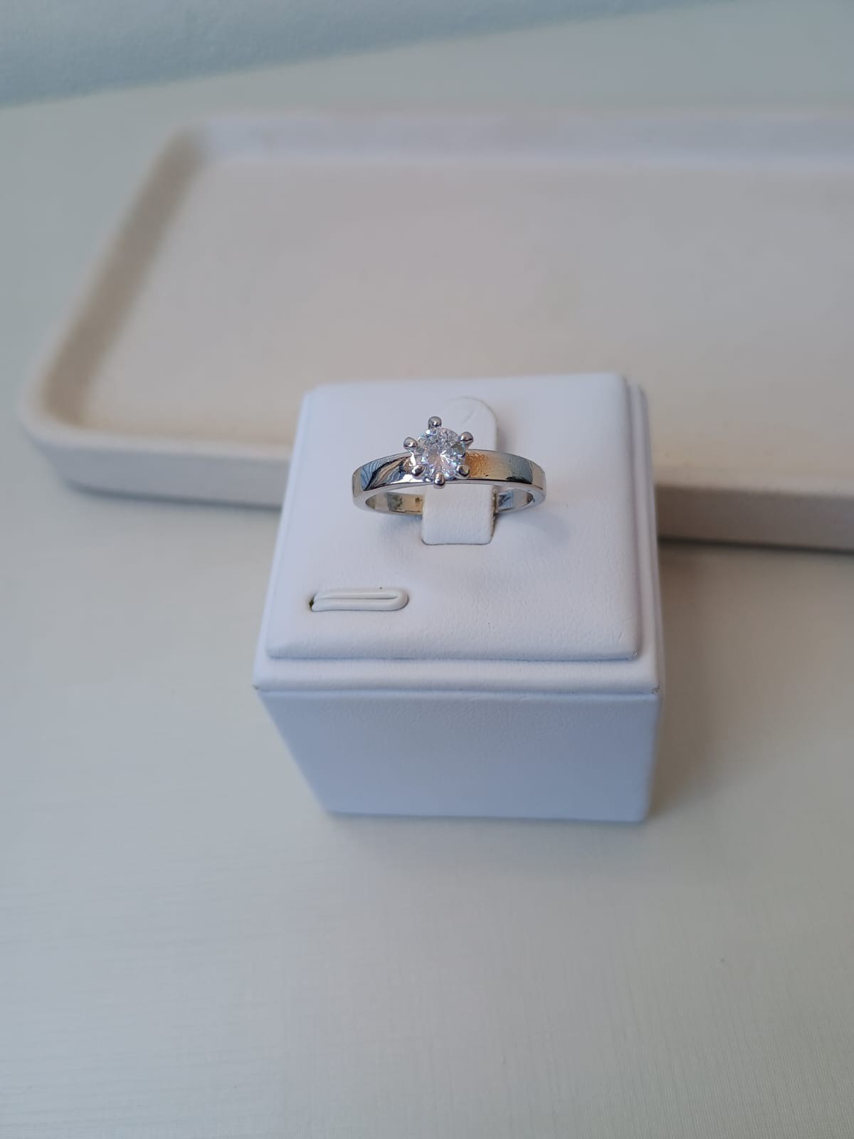 Anel liso com pedra de cristal