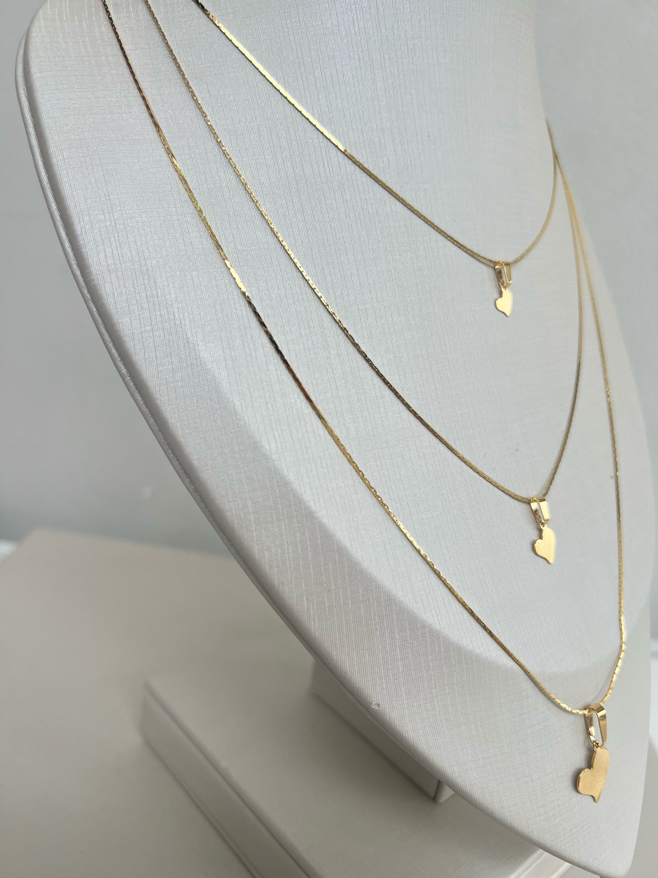 Colar triplo pingentes corações