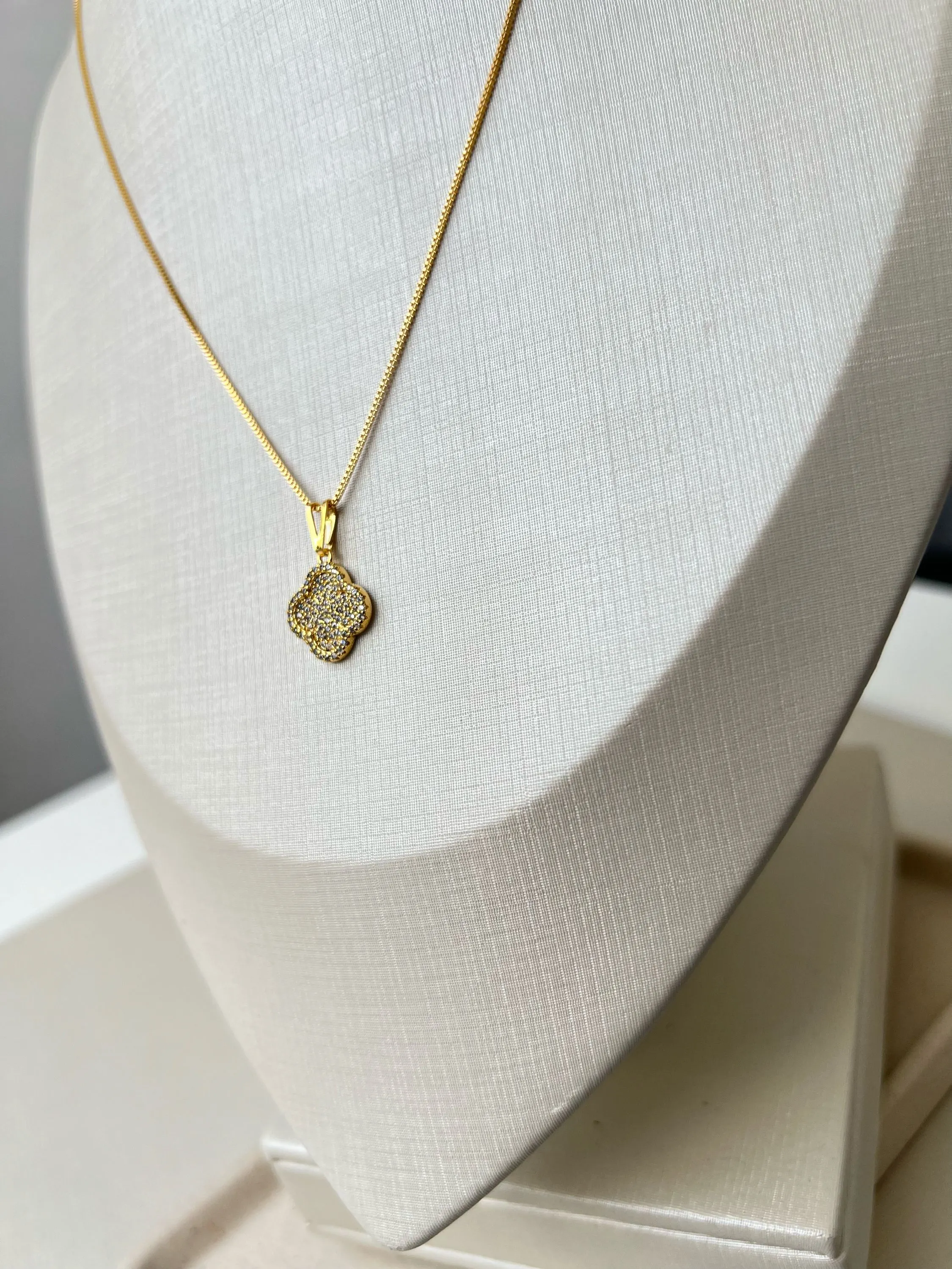 Colar pingente trevo cravejado de strass